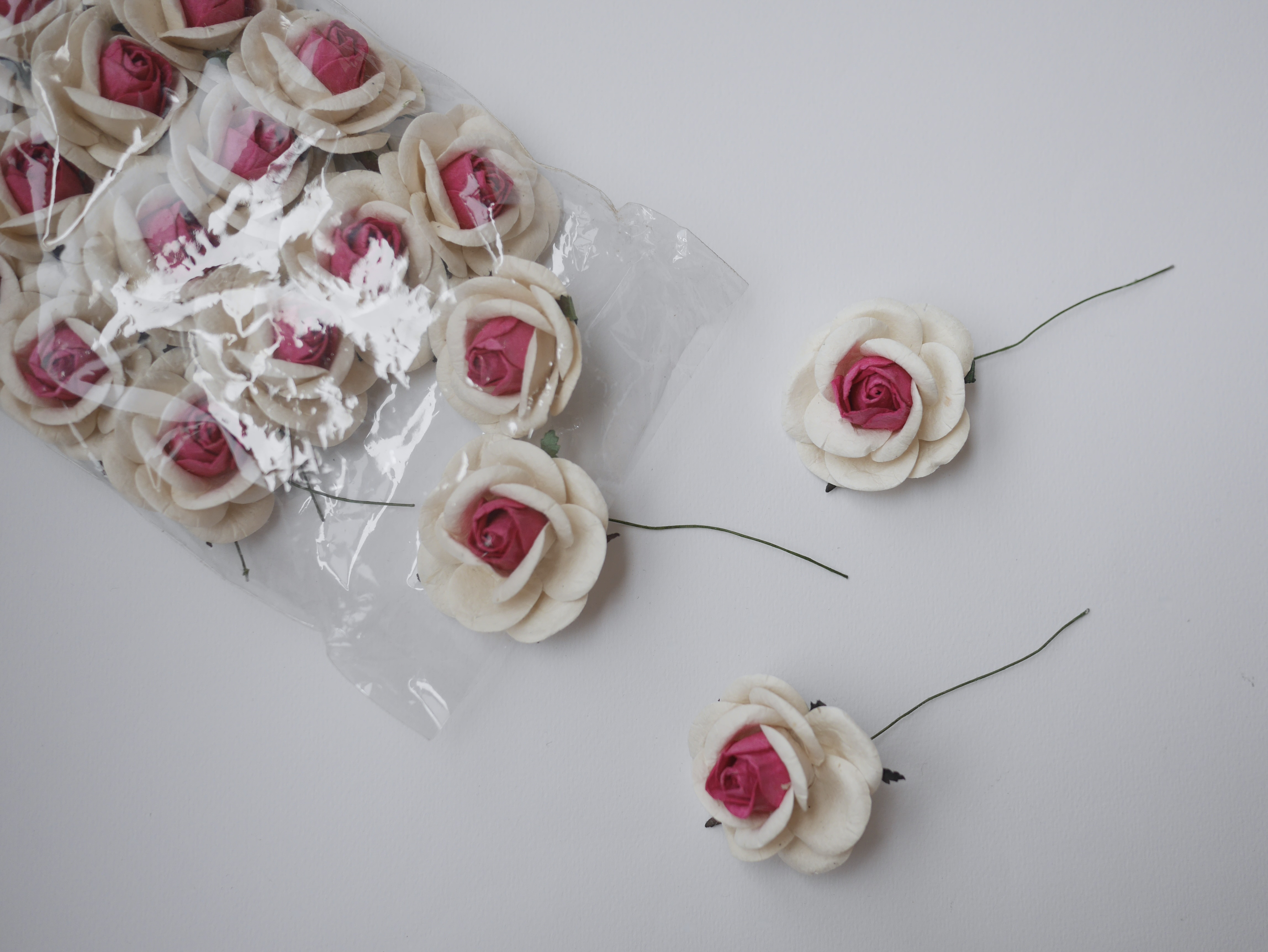 ดอกไม้กระดาษสา ดอกกุหลาบกระดาษ ดอกไม้กระดาษสา งานประดิษฐ์ ราคาส่ง ขนาด 4.5 cm., สำหรับของชำร่วย, งานแต่งงาน,สีบานเย็น-ขาว Paper flower,20 Pieces mulberry rose, 4.5 cm. medium magenta-white color.