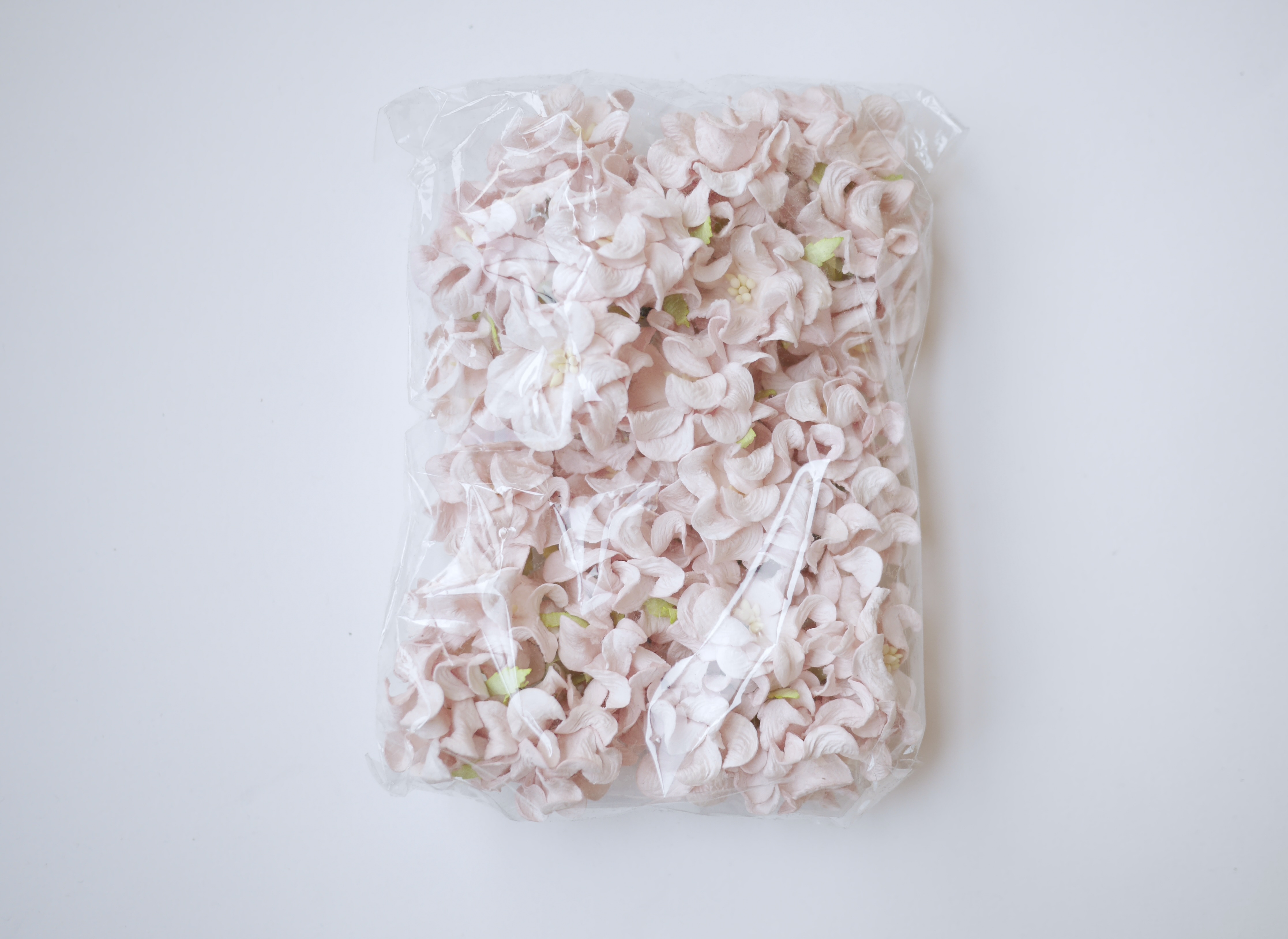 ดอกไม้กระดาษสา ราคาส่ง, ดอกการเดนเนียกระดาษสา ดอกไม้ประดิษฐ์ ตกแต่งงานแต่งงาน ประดิษฐ์ข้อมือเพื่อนเจ้าสาว ขนาด 3.5 cm., สำหรับของชำร่วย, งานแต่งงาน, ดอกไม้ทำข้อมือเจ้าสาว สีชมพูอ่อน จำนวน 25 ดอก Paper flower,25 Pieces mulberry gardenia flowers supplies, s