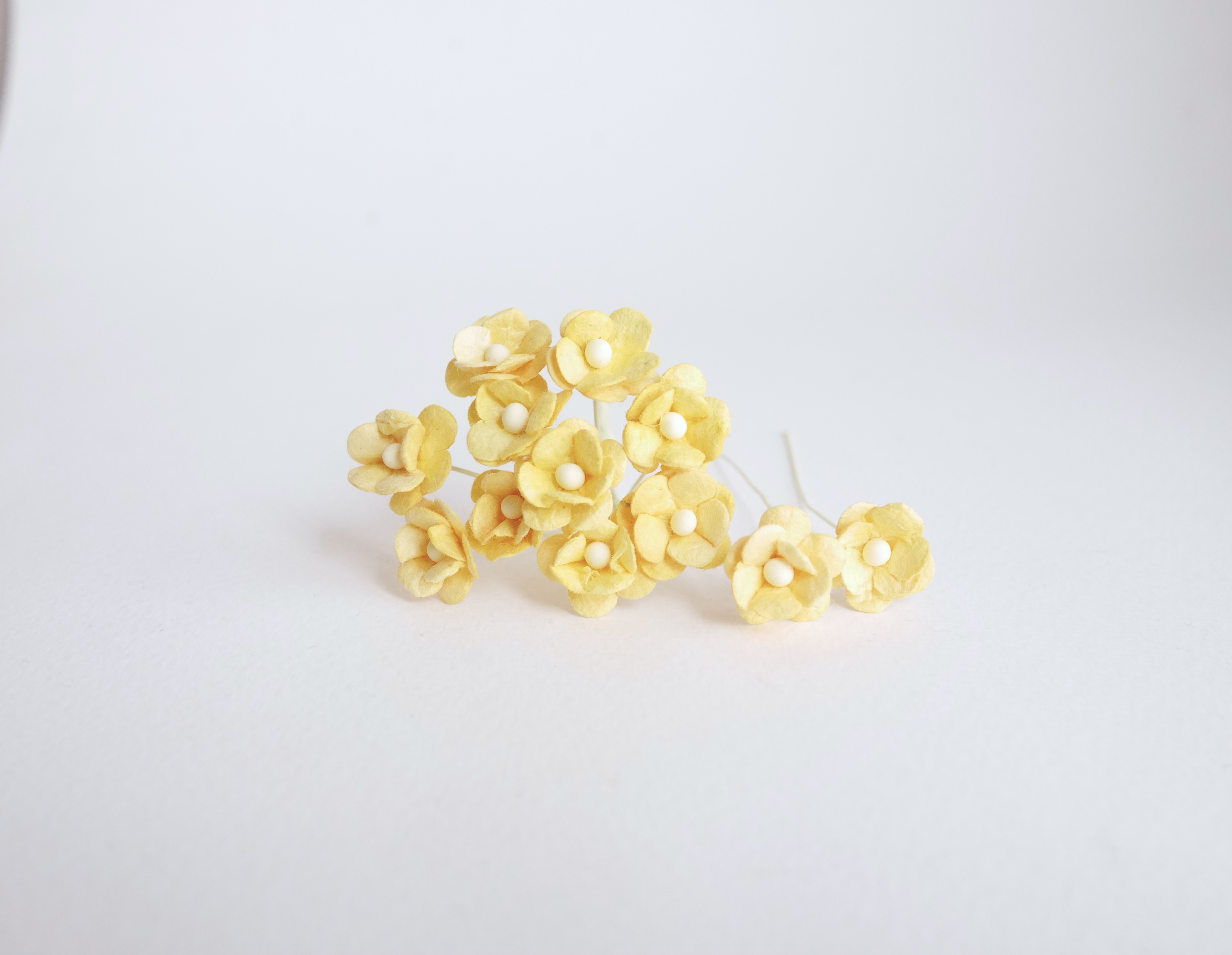 ดอกไม้กระดาษสา ราคาส่ง, ดอกไฮเดรนเยียกระดาษสา ดอกไม้ประดิษฐ์ ตกแต่งงานแต่งงาน ประดิษฐ์ข้อมือ เพื่อนเจ้าสาว ขนาด 1.5 cm., สำหรับของชำร่วย, งานแต่งงาน, ดอกไม้ทำข้อมือเจ้าสาว สีเหลืองกลาง จำนวน 100 ดอก Paper flower,100 Pieces mulberry hydenyia, yellow color