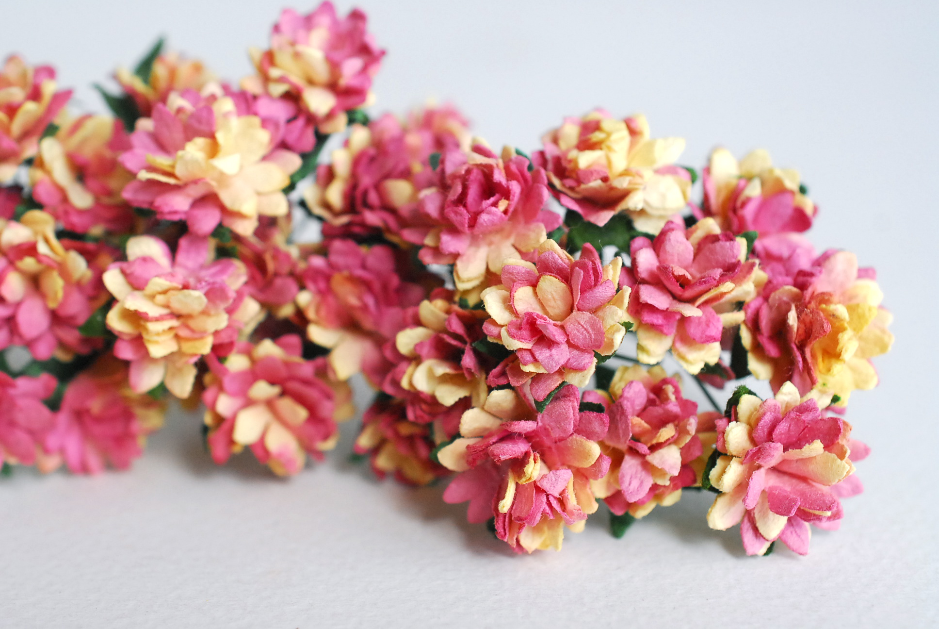 ดอกไม้ประดิษฐ์, ดอกไม้กระดาษสา, ดอก gypsophila, ดอกยิปโซ งานประดิษฐ์ตกแต่งของชำร่วย, ดอกไาด 1.5 cm ดอกไม้ทำพานพุ่ม,พานพวงมาลัย, พานรับไหว้, ขันหมาก. สีบานเย็นปัดเหลือง