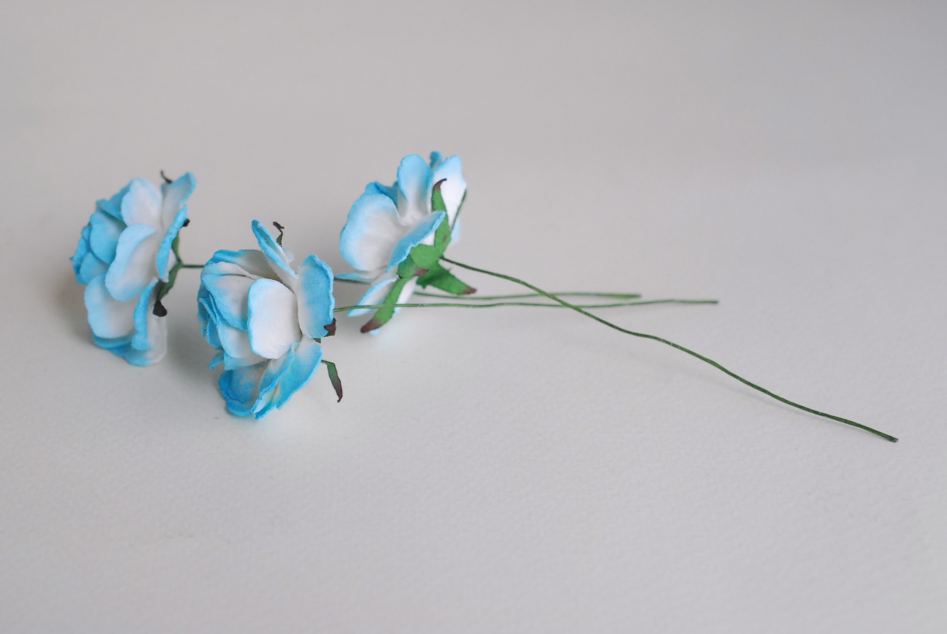 ดอกไม้กระดาษสา ดอกกุหลาบกระดาษสา ดอกไม้กุหลาบ ดอกไม้ประดิษฐ์ สำหรับตกแต่ง หรืองานแต่งงาน สีฟ้าเข้มปัดขาว ขนาด 3.5 cm. จำนวน 25 ดอก Paper flowers, handmade flowers, small roses paper size 3.5 cm. 25 pieces, blue sky brush white color.