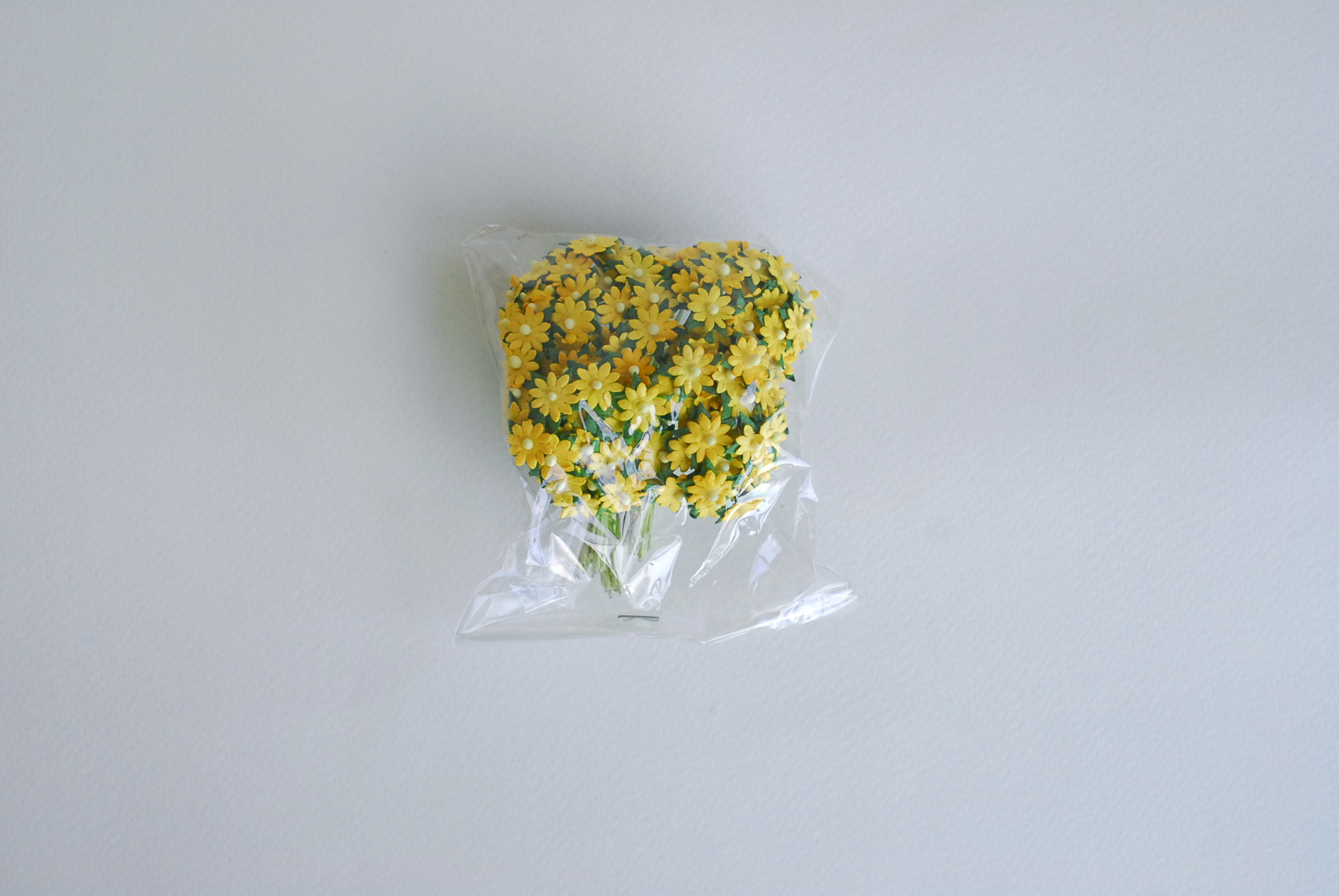 ดอกไม้กระดาษสา ดอกไม้กระดาษสาราคาส่ง ดอกไม้กระดาษสำหรับตกแต่ง งานแต่งงาน หรือติดของชำร่วย ดอกเดซี่ 100 ดอก ขนาด 0.8 cm. สีเหลือง Small Paper Flower with stem, 100 pcs., size 0.8 cm., daisy flowers 2 layers, yellow color.