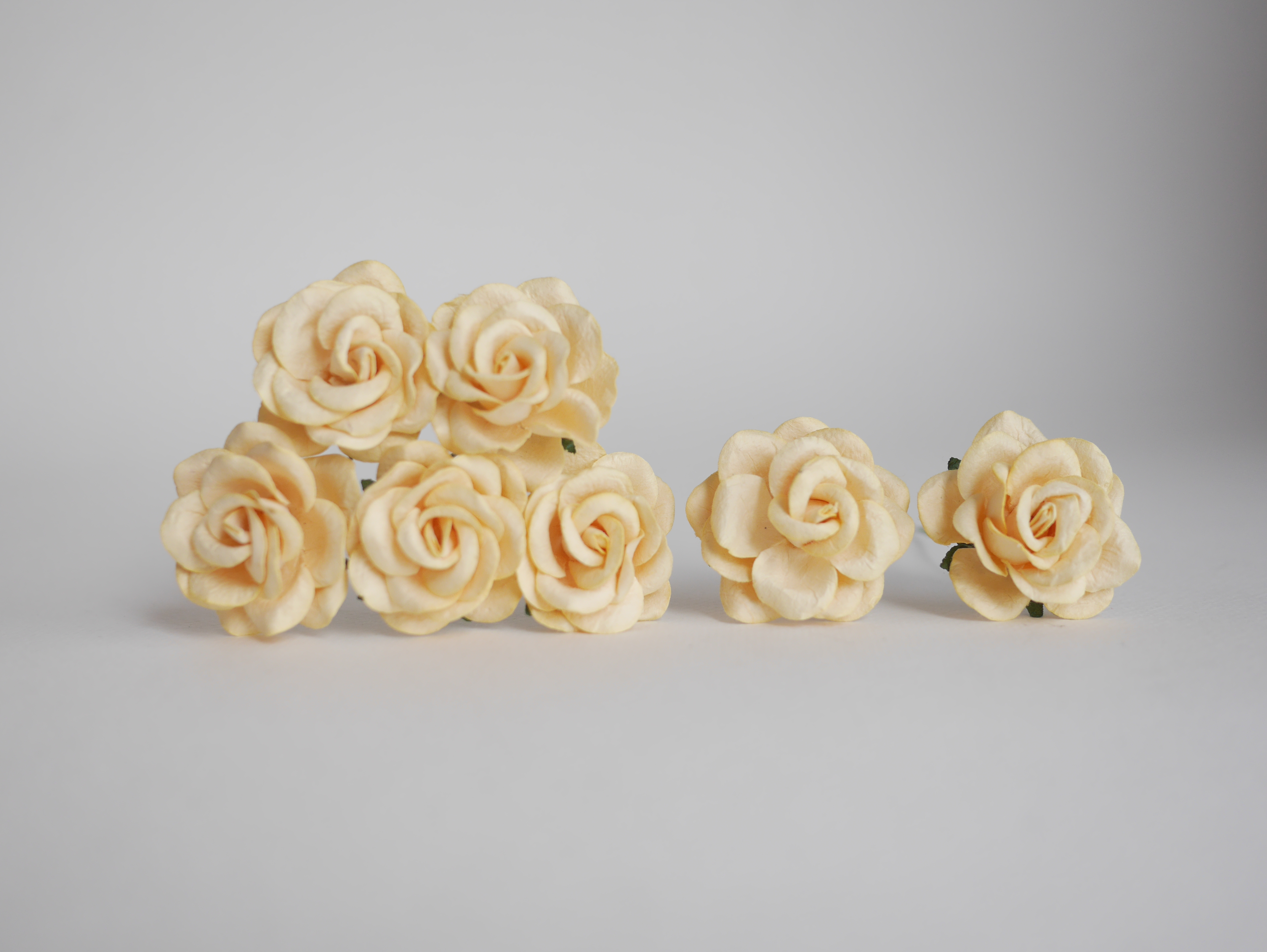 ดอกไม้กระดาษสา ดอกกุหลาบกระดาษสา ดอกไม้กุหลาบ กลีบโค้ง ดอกไม้ประดิษฐ์ สำหรับตกแต่ง หรืองานแต่งงาน สีเหลือง ขนาด 3.5 cm. จำนวน 25 ดอก Paper flowers, handmade flowers, small roses paper size 3.5 cm. 25 pieces, yellow color.