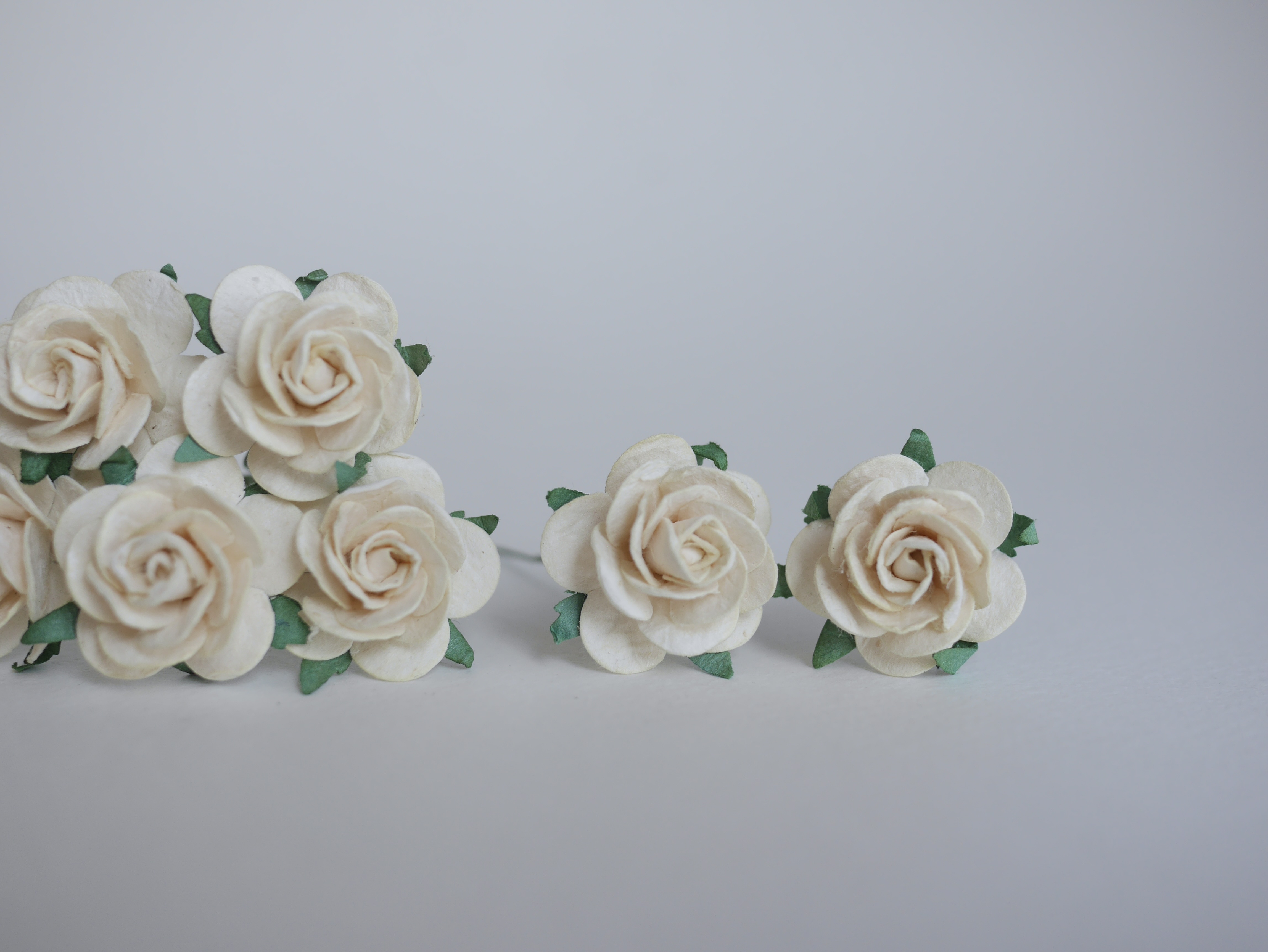 ดอกไม้กระดาษสา ดอกไม้กระดาษสา ราคาส่ง, ดอกกุหลาบกระดาษสา ดอกไม้ประดิษฐ์ สำหรับตกแต่ง หรืองานแต่งงาน สีงาช้างอ่อน ขนาด 2.5 cm. จำนวน 50 ดอก Paper flowers, handmade flowers, small roses paper size 2.5 cm. 50 pieces, ivory color.