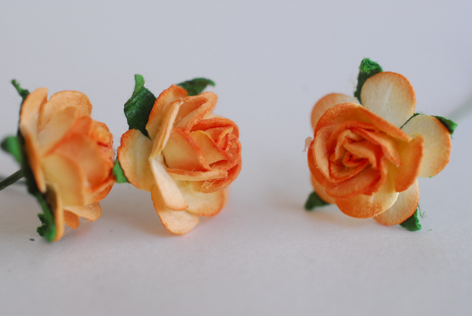 ดอกไม้กระดาษสา ราคาส่ง, งานประดิษฐ์, ของชำร่วย, งานแต่งงาน, ข้อมือเจ้าสาว สีส้มปัด ขนาด 1.5 cm. จำนวน 100 ดอก paper flowers, DIY paper flowers supplies, mini roses paper size2 cm. 50 pieces.