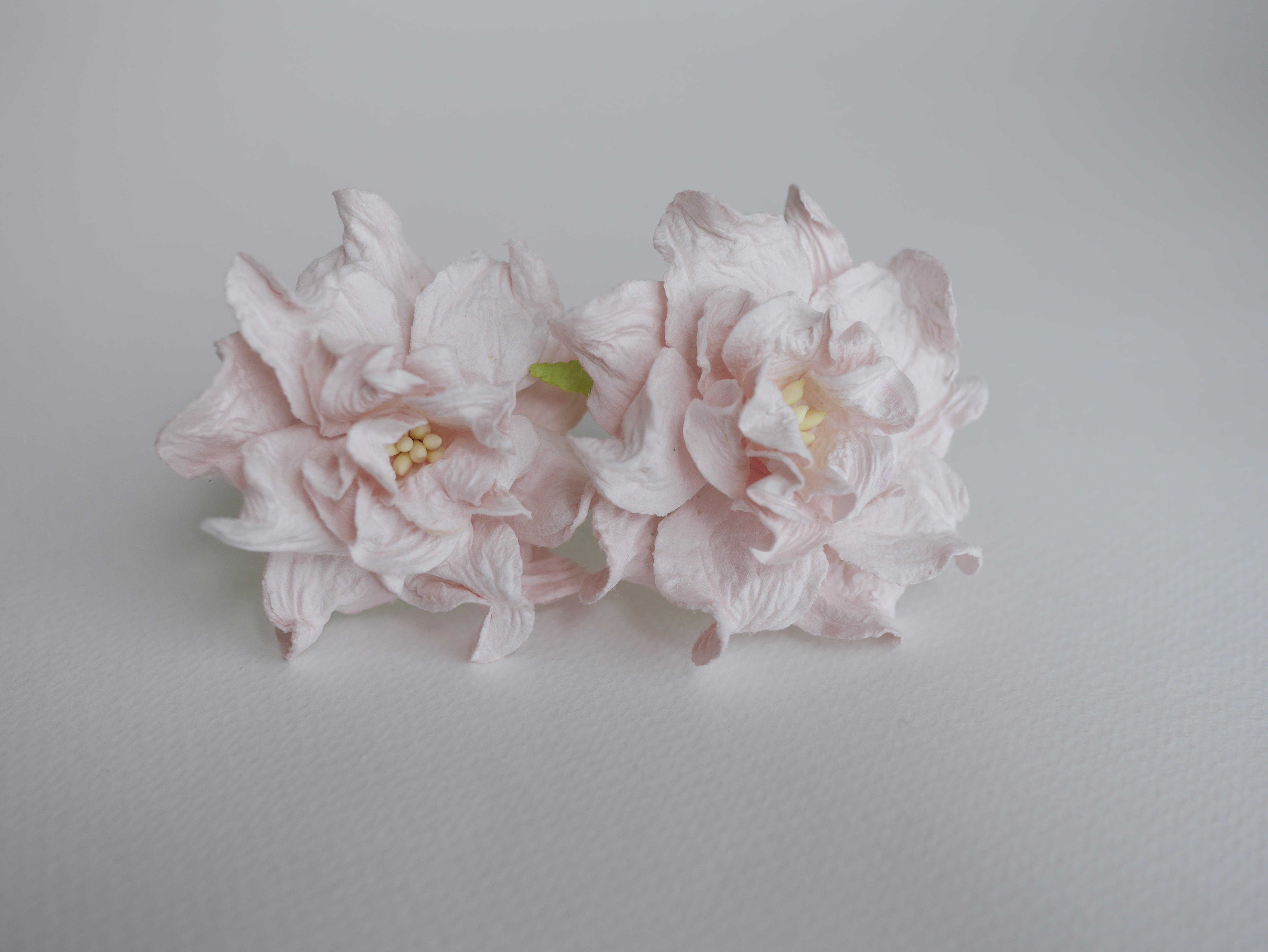 ดอกไม้กระดาษสา ราคาส่ง, ดอกการเดนเนียกระดาษสา ดอกไม้ประดิษฐ์ ตกแต่งงานแต่งงาน ประดิษฐ์ข้อมือเพื่อนเจ้าสาว ขนาด 5.5 cm., สำหรับของชำร่วย, งานแต่งงาน, ดอกไม้ทำข้อมือเจ้าสาว สีชมพูอ่อน จำนวน 25 ดอก Paper flower, 25 Pieces mulberry gardenia flowers supplies s