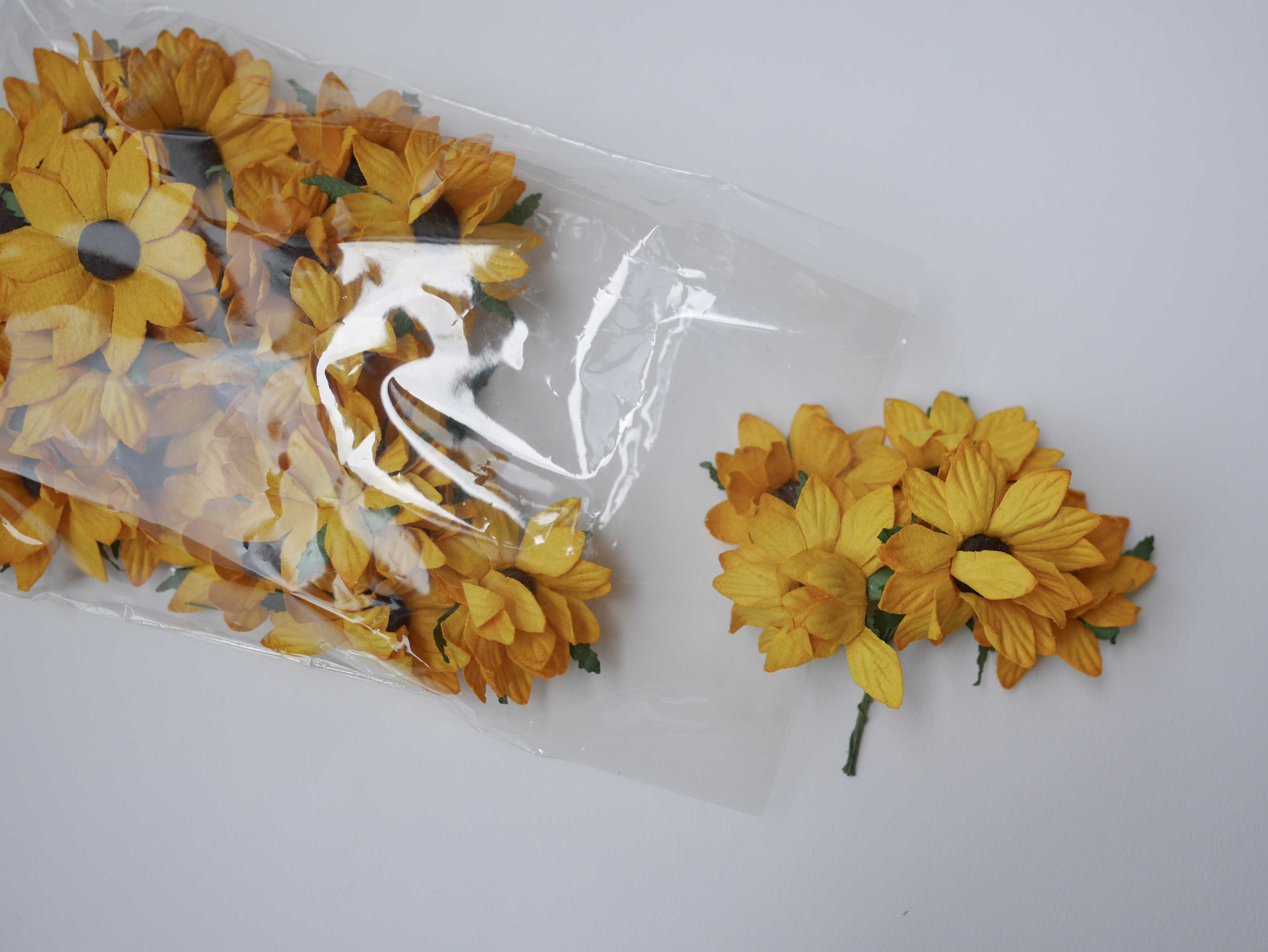 ดอกไม้กระดาษสา ดอกไม้ประดิษฐ์จากกระดาษสา ดอกเดซี่ เกสรสีทอง ดอกไม้กระดาษสาขายส่ง ดอกไม้ประดิษฐ์ ดอกไม้ทำข้อมือเพื่อนเจ้าสาว ดอก daisy ขนาด 5cm. จำนวน 25 ดอก สีเหลือง Paper Flower, 25 Daisy Flowers, yellow color, size 6 cm., brown pollen.