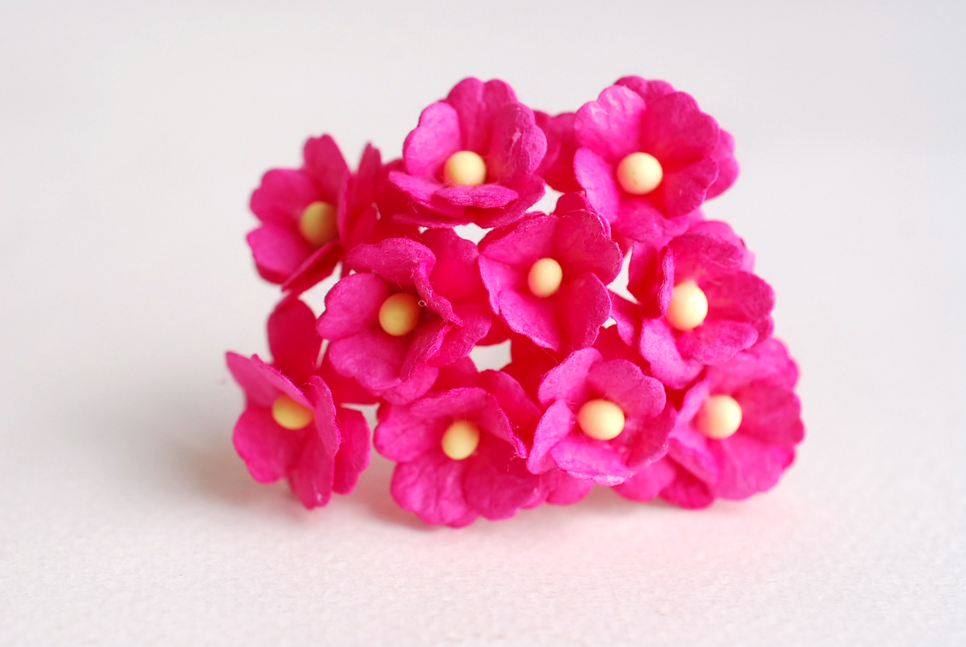 ดอกไม้กระดาษสา ราคาส่ง, ดอกไฮเดรนเยียกระดาษสา ดอกไม้ประดิษฐ์ ตกแต่งงานแต่งงาน ประดิษฐ์ข้อมือเพื่อนเจ้าสาว ขนา่ด 1.5 cm., สำหรับของชำร่วย, งานแต่งงาน, ดอกไม้ทำข้อมือเจ้าสาว สีชมพูบานเย็น จำนวน 100 ดอก Paper flower,100 Pieces mulberry hydrangea magenta colo