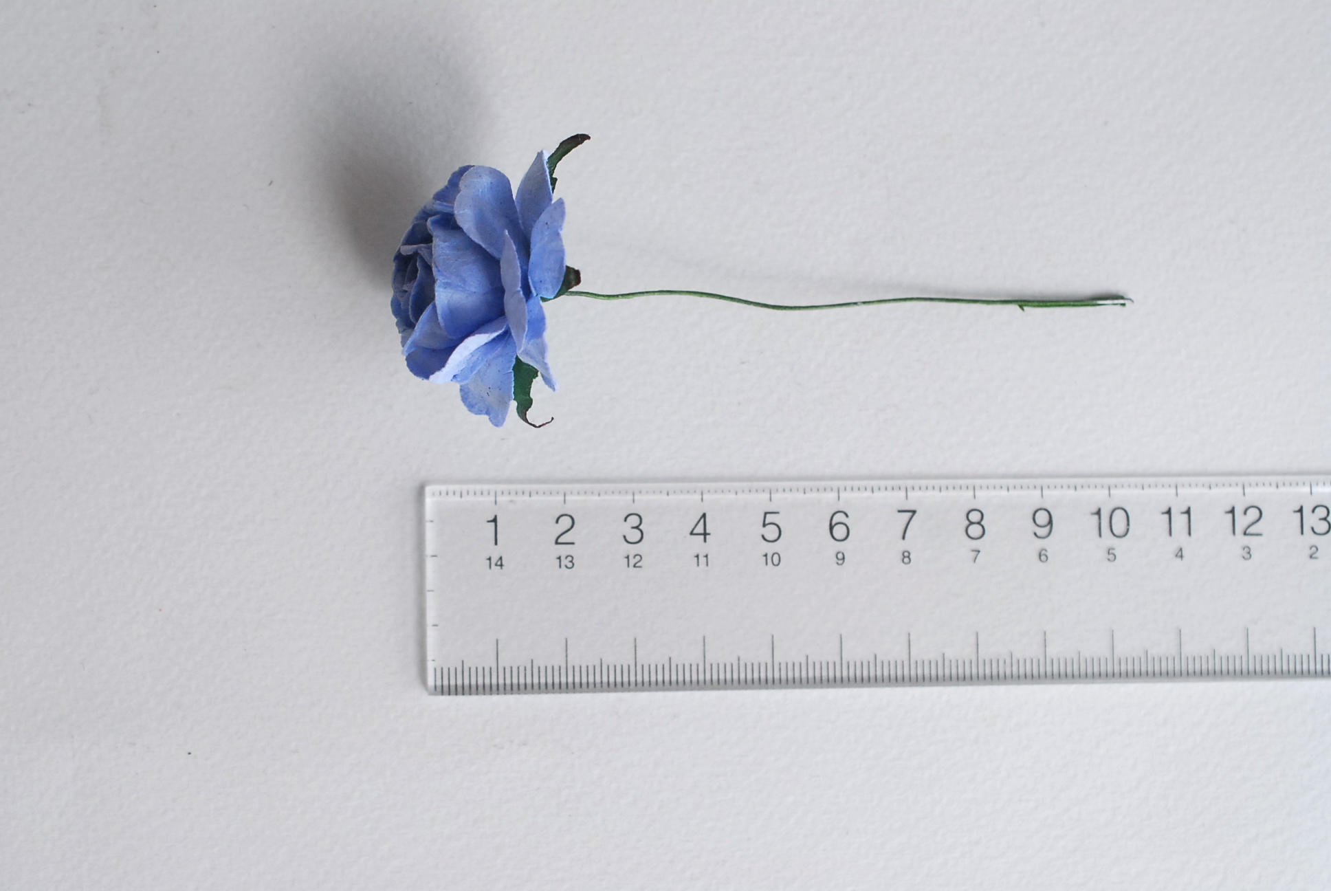 ดอกไม้กระดาษสา ราคาส่ง, ดอกกุหลาบกระดาษสา ดอกไม้ประดิษฐ์ สำหรับตกแต่ง หรืองานแต่งงาน สีฟ้าตุ่นขนาด 3.5 cm. จำนวน 25 ดอก Paper flowers, handmade flowers, small roses paper size 3.5 cm. 25 pieces, pale blue color.