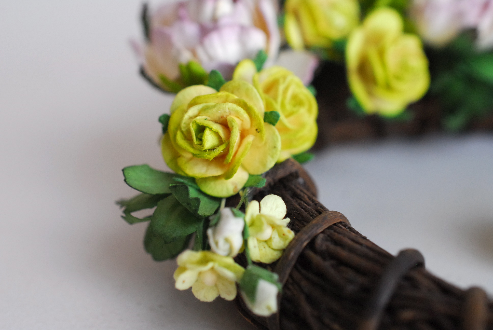 พวงหรีดดอกไม้กระดาษสำหรับตกแต่ง แขวนหน้าต่าง หรือ ตกแต่งห้องรับแขก รูปหัวใจ ดอกไม้กระดาษสาสีเขียว ในช่วงเวลา x'mas หรือ autumn