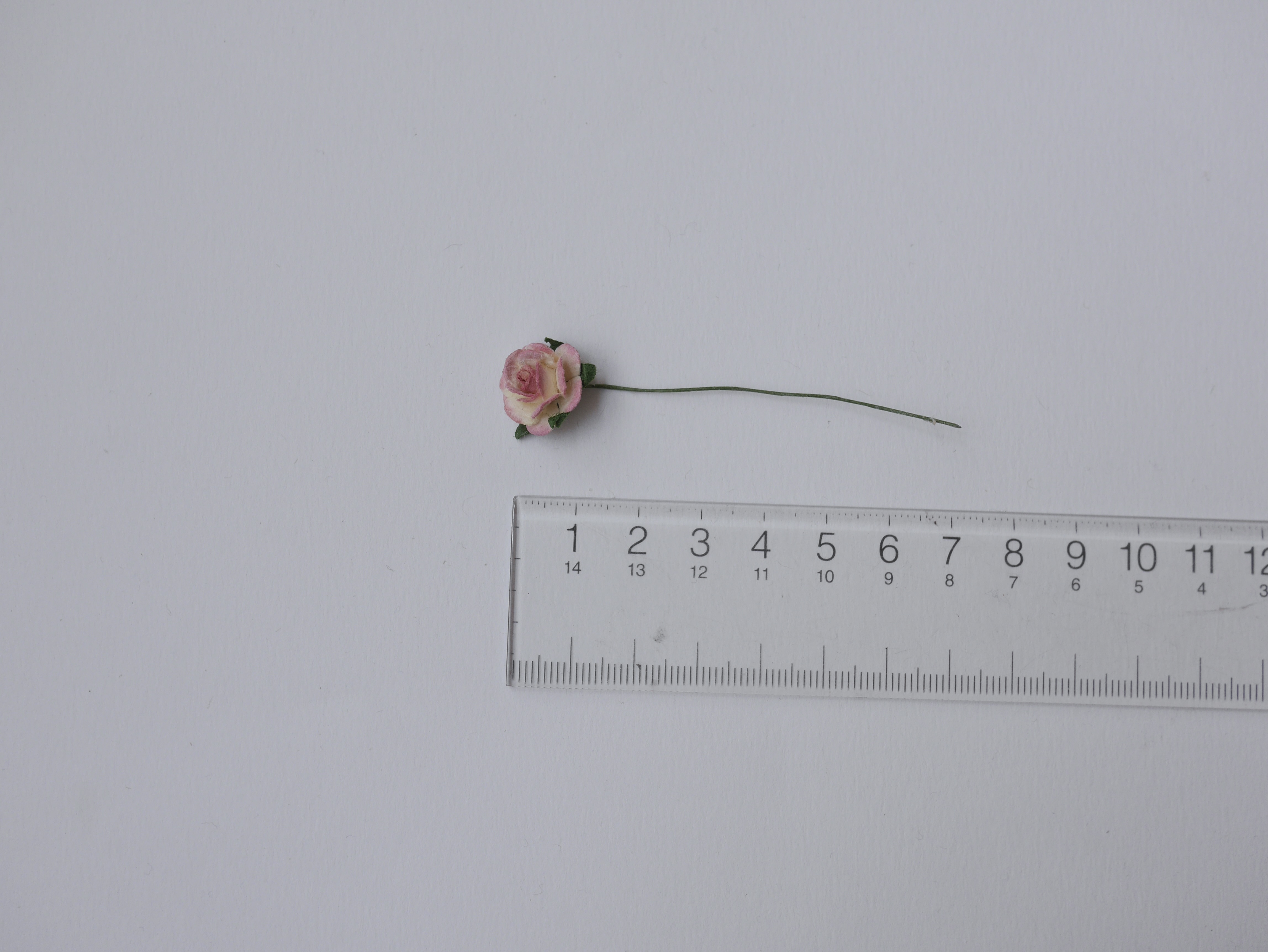 ดอกไม้กุหลาบกระดาษ ดอกไม้กระดาษสา, ดอกกุหลาบจิ๋ว, ดอกไม้กระดาษสาขายส่ง สีชมพูเบอรี่ปัดครีม ขนาด 1.5 cm. จำนวน 100 ดอก Paper Flowers size 1.5 cm., mini roses burry brush ivory color, 100 pcs.