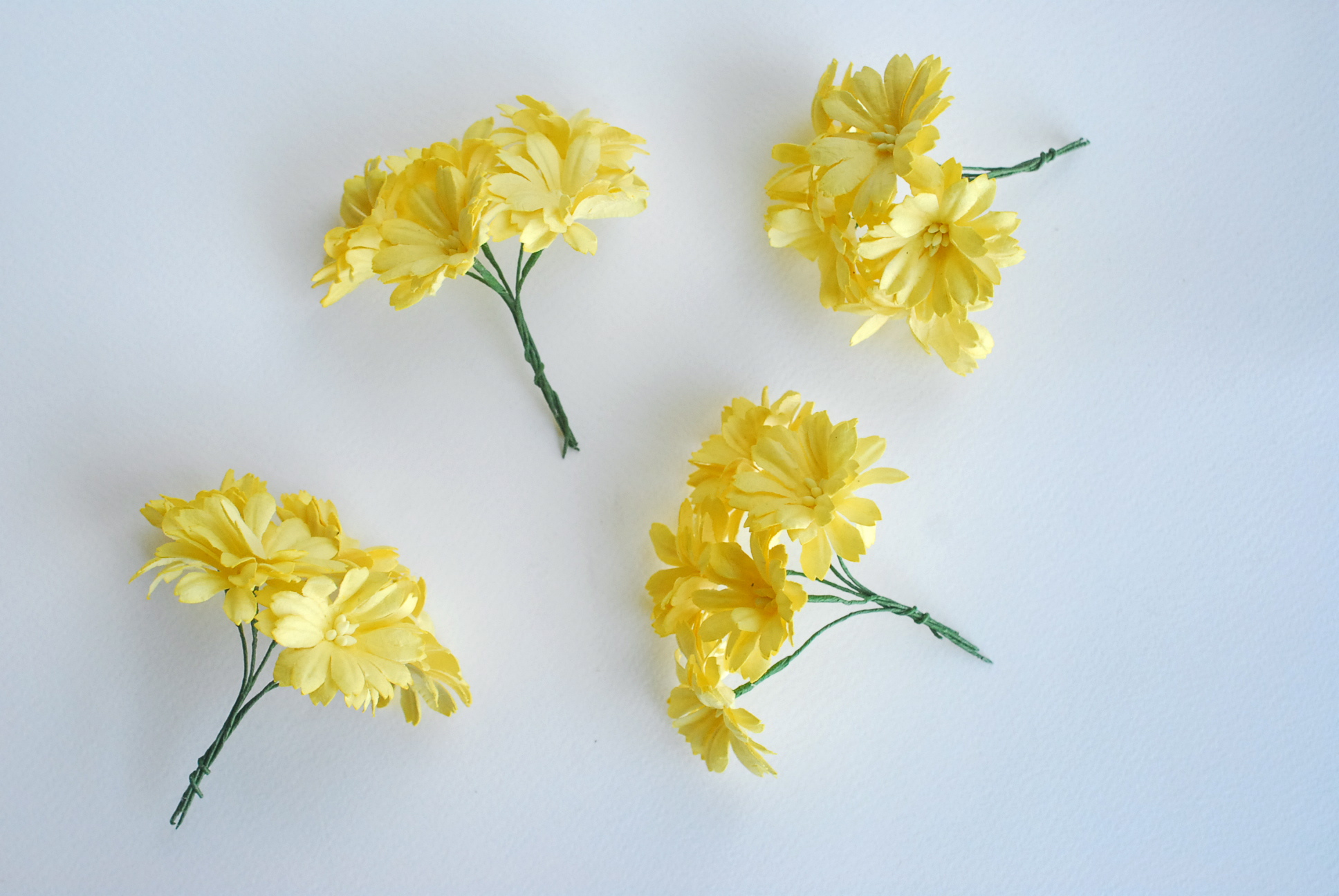 ดอกไม้กระดาษสา ดอกไม้ประดิษฐ์จากกระดาษสา ดอกเดซี่ ดอกไม้กระดาษสาขายส่ง ดอกไม้ประดิษฐ์ ดอกไม้ทำข้อมือเพื่อนเจ้าสาว ดอก daisy ขนาด 3.5 cm. จำนวน 25 ดอก สีเหลือง Paper Flower, 25 Daisy Flowers, ivory color, size 4.5 cm., yellow pollen.