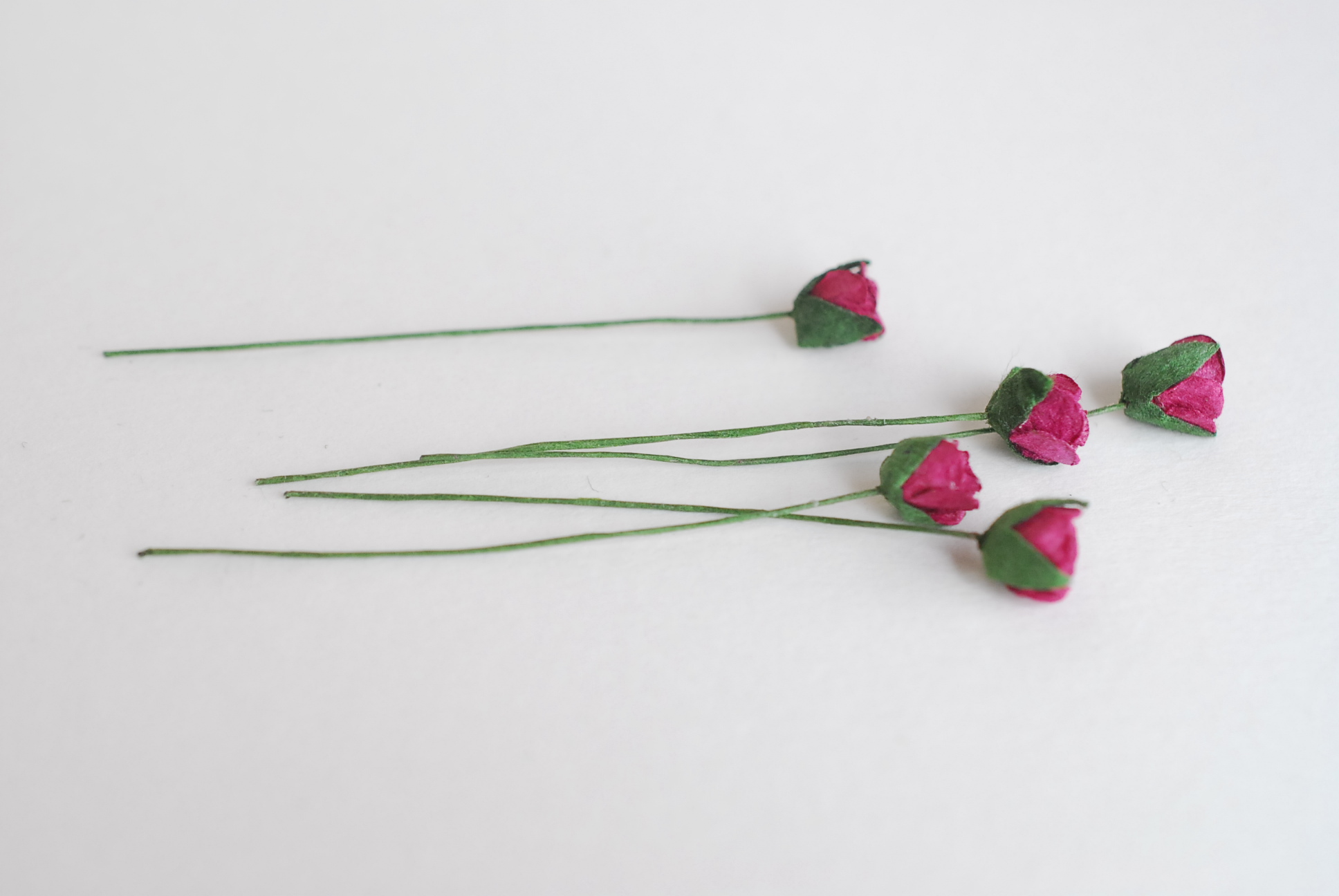 ดอกไม้กระดาษสา ดอกไม้กระดาษสา จตุจักร งานประดิษฐ์ ดอกไม้ทำข้อมือเพื่อนเจ้าสาว แต่งงาน, ดอกกุหลาบตูม 50 ดอก สีแดงเข้ม ขนาด 0.8x0.8 cm. paper flowers, budding roses flower 0.8 x 0.8 cm. 50 pieces.red wine color