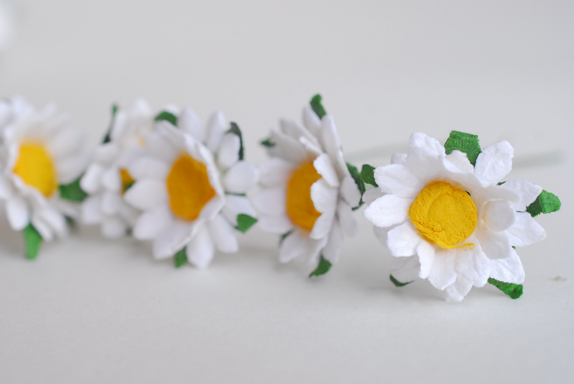 ดอกทานตะวันกระดาษ ดอกไม้กระดาษสา ดอกไม้ประดิษฐ์จากกระดาษสา ดอกทานตะวัน ดอกไม้กระดาษสาขายส่ง ดอกไม้ประดิษฐ์ ดอกไม้ทำข้อมือเพื่อนเจ้าสาว ขนาด 1.5 cm. จำนวน 50 ดอก สีเหลือง Paper Flower, Sun Flowers, white color, size 1.5 cm 50 pieces, yellow pollen.