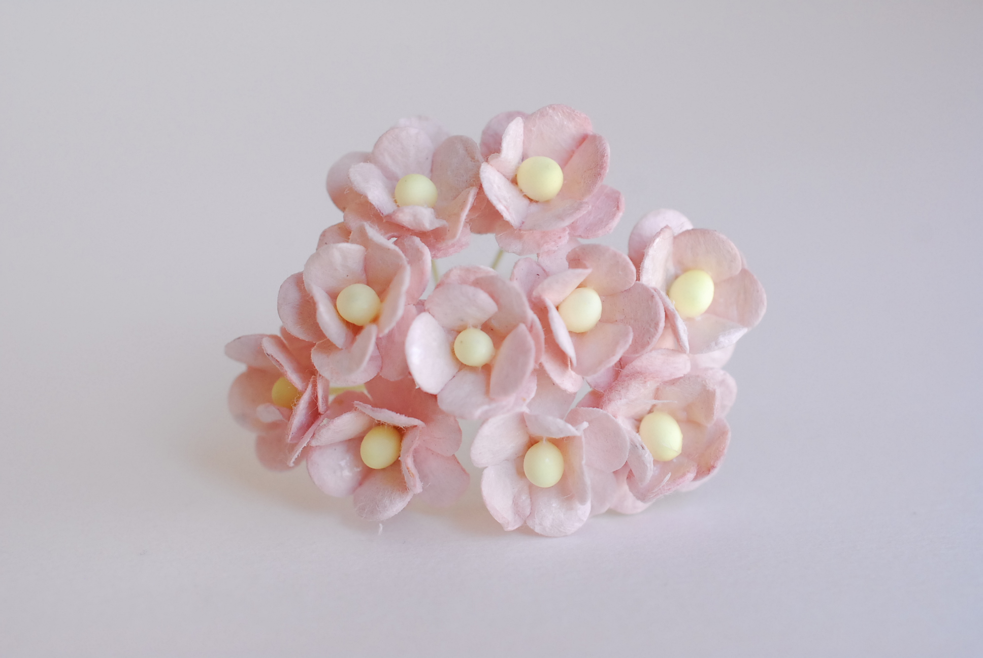 ดอกไม้กระดาษสา ราคาส่ง, ดอกไฮเดรนเยียกระดาษสา ดอกไม้ประดิษฐ์ ตกแต่งงาน ประดิษฐ์ข้อมือ เพื่อนเจ้าสาว ขนาด 1.5 cm., สำหรับของชำร่วย, งานแต่งงาน, ดอกไม้ทำข้อมือเจ้าสาว สีม่วงชมพูอ่อน จำนวน 100 ดอก Paper flower,100 Pieces mulberry hydenyia, plum-pink color.