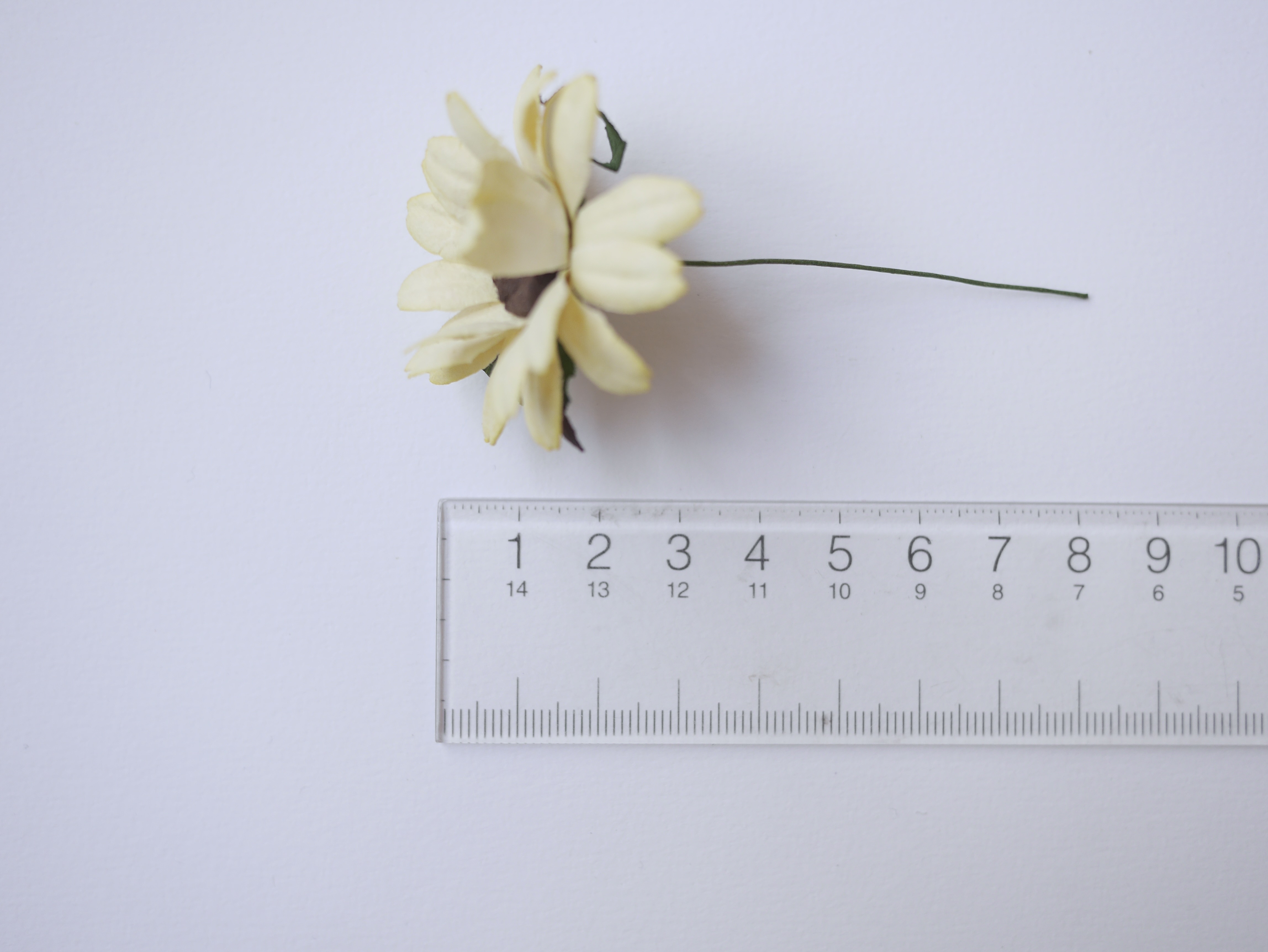 ดอกไม้กระดาษสา ดอกไม้ประดิษฐ์จากกระดาษสา ดอกเดซี่ เกสรสีน้ำตาลเข้ม ดอกไม้กระดาษสาขายส่ง ดอกไม้ประดิษฐ์ ดอกไม้ทำข้อมือเพื่อนเจ้าสาว ดอก daisy ขนาด 3.5 cm. จำนวน 25 ดอก สีเหลืองอ่อน Paper Flower, 25 Daisy Flowers, pale yellow color, size 3.5 cm., brown poll