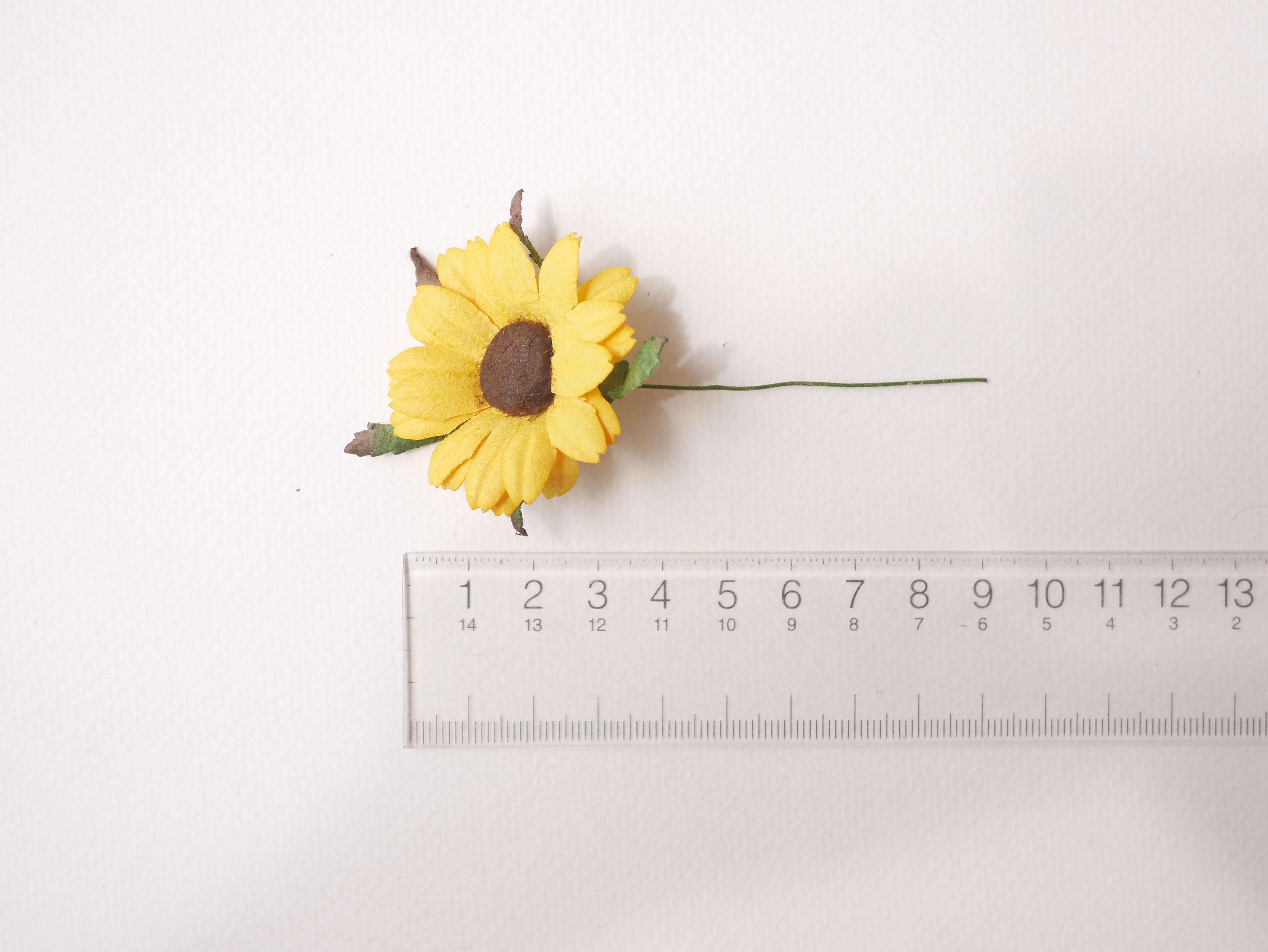 ดอกไม้กระดาษสา ดอกไม้ประดิษฐ์จากกระดาษสา ดอกเดซี่ เกสรสีทอง ดอกไม้กระดาษสาขายส่ง ดอกไม้ประดิษฐ์ ดอกไม้ทำข้อมือเพื่อนเจ้าสาว ดอก daisy ขนาด 3.5 cm. จำนวน 25 ดอก สีเหลือง Paper Flower, 25 Daisy Flowers, yellow color, size 3.5 cm., brown pollen.