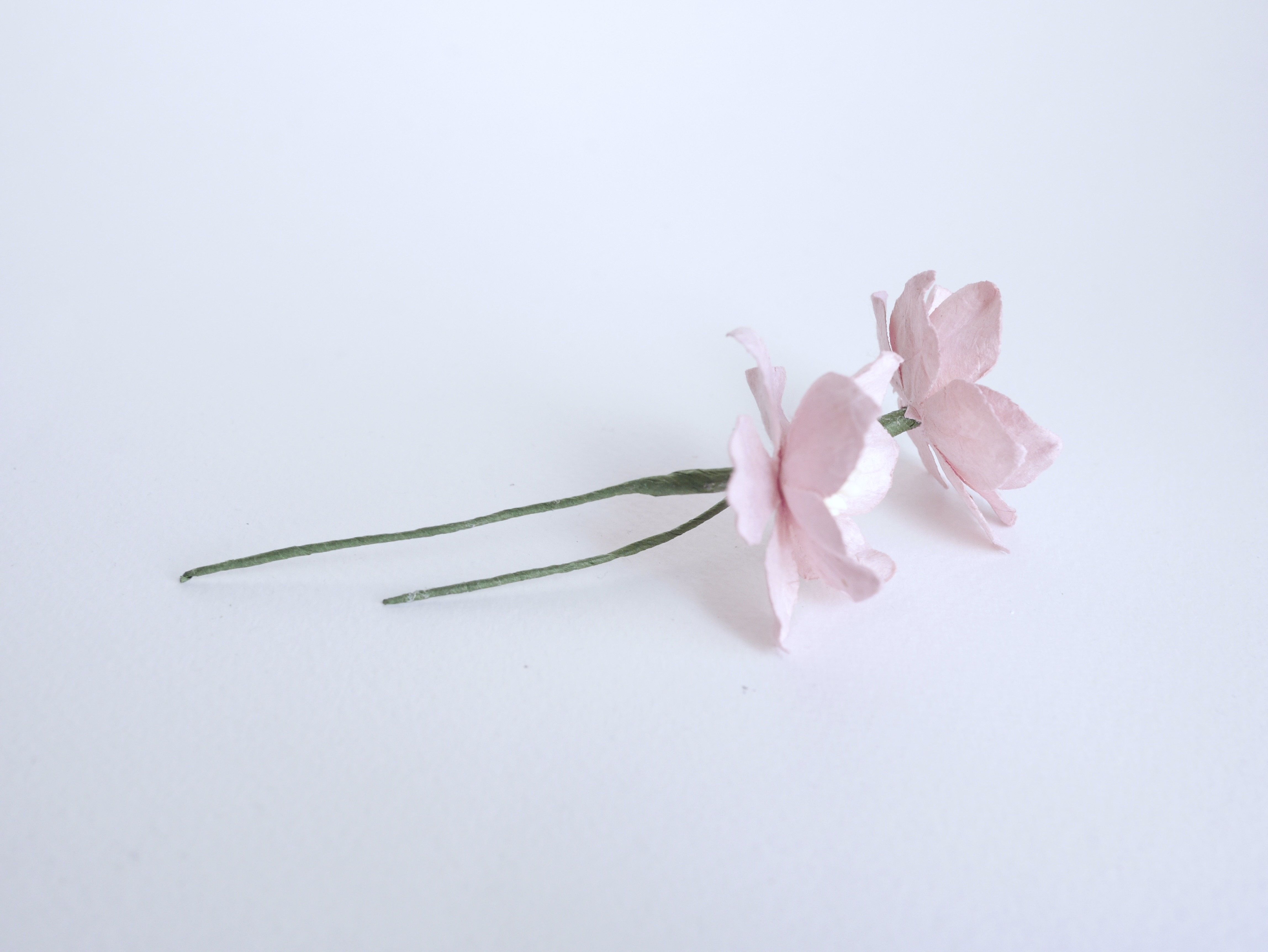 ดอกไม้กระดาษสา ดอกโลตัสอินโดนิเซียกระดาษ ดอกไม้กระดาษสาราคาส่ง ดอกไม้กระดาษสำหรับตกแต่งของชำร่วย งานแต่งงาน ทำช่อดอกไม้ติดอกเจ้าบ่าว ข้อมือดอกไม้เจ้าสาว ขนาด3.5 cm. 25 ดอก สีชมพูตุ่น #107 Paper flowers supplies: DIY wedding tools Big Cherry blossom (Lotus