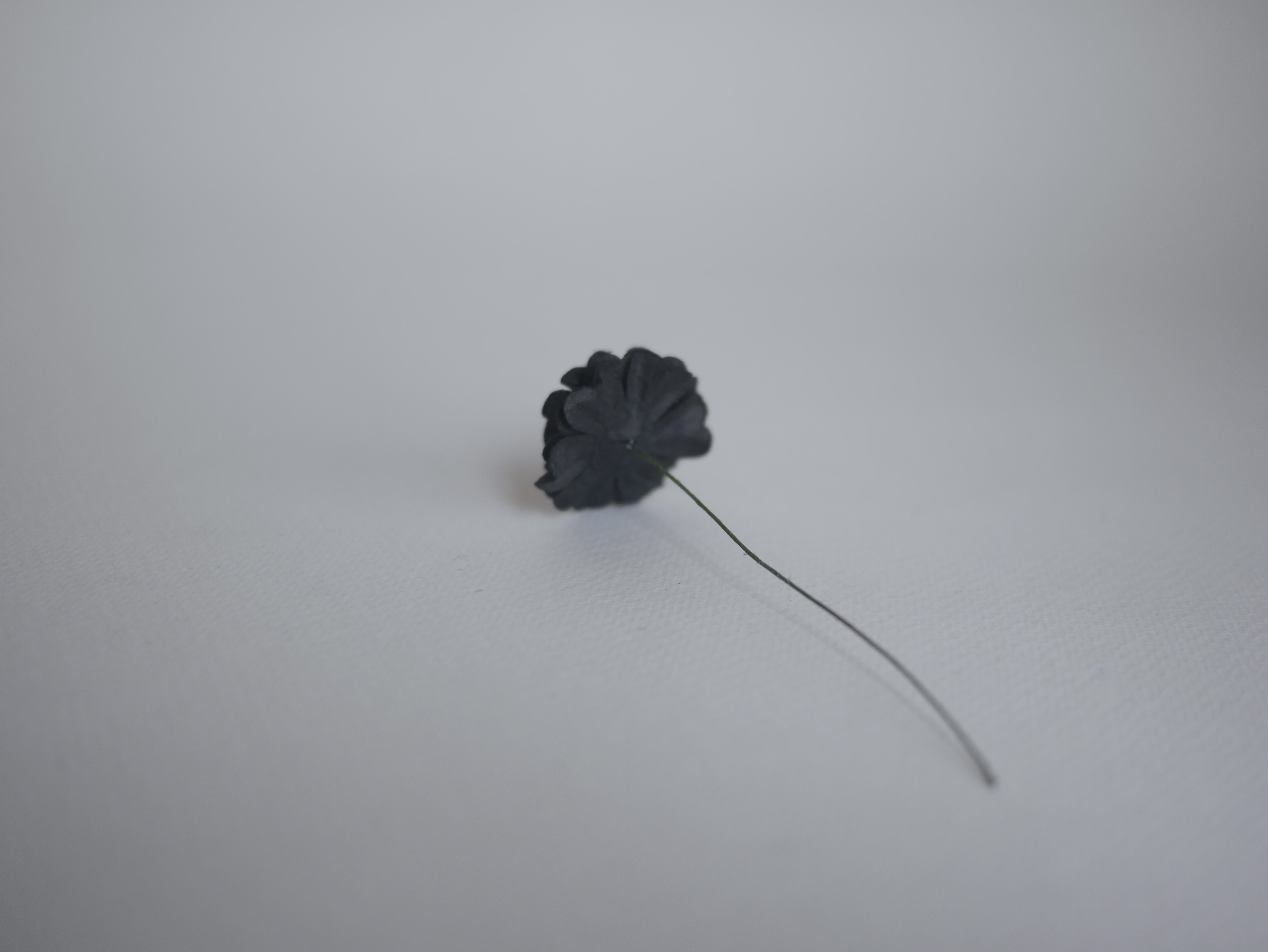 ดอกไม้กระดาษสา ดอกกุหลาบกระดาษสา 5ชั้น ดอกไม้กุหลาบ ดอกไม้ประดิษฐ์ สำหรับตกแต่ง หรืองานแต่งงาน สีดำ ขนาด 3.5 cm. จำนวน 25 ดอก Paper flowers, handmade flowers, small roses paper 5 layers size 3.5 cm. 25 pieces, black color