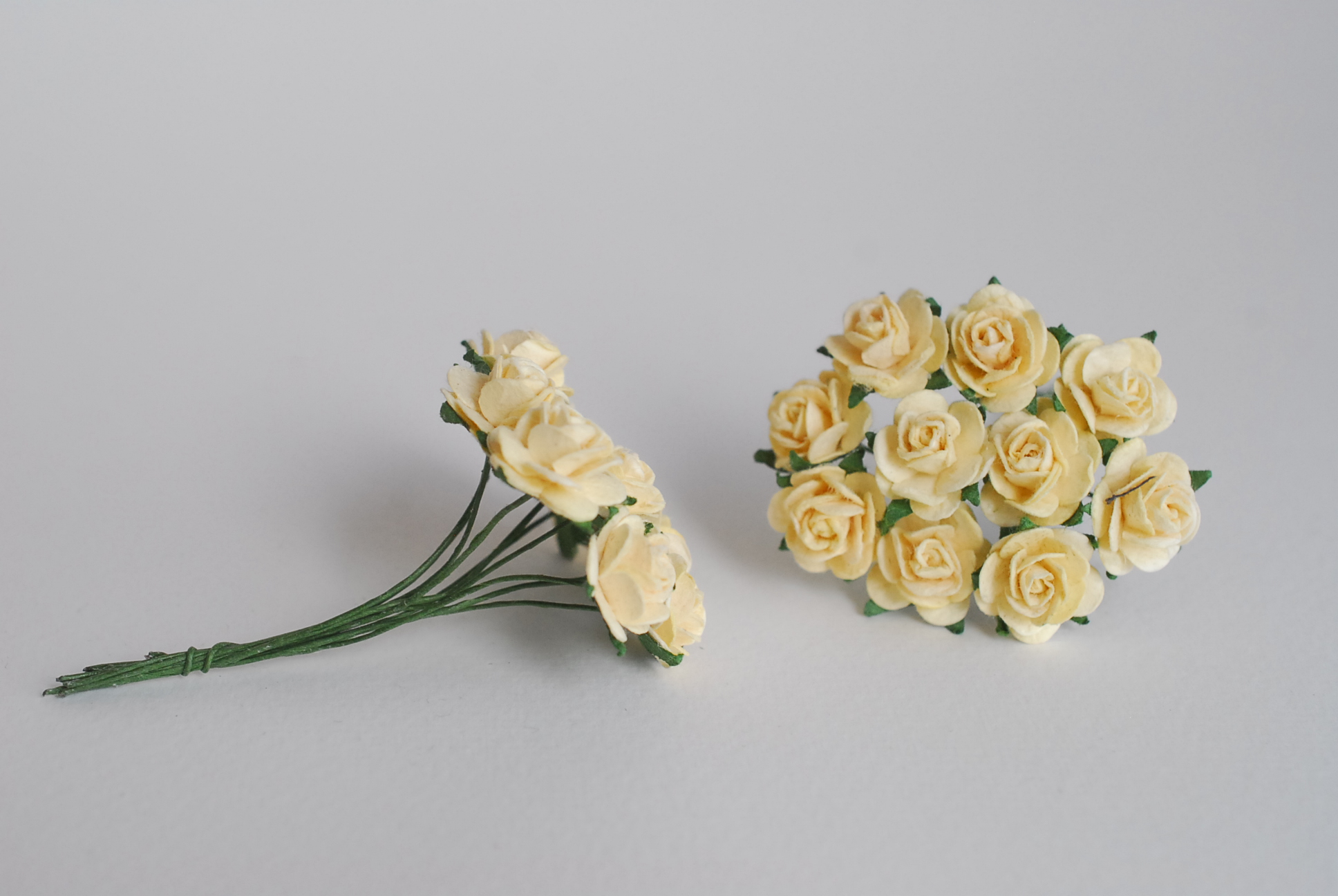 ดอกไม้กุหลาบกระดาษสา, ดอกกุหลาบจิ๋ว, ดอกไม้กระดาษสาขายส่ง สีเหลืองอ่อน ขนาด 1.5 cm. จำนวน 100 ดอก Paper Flowers size 1.5 cm., mini roses pale yellow color, 100 pcs. handmade flowers.