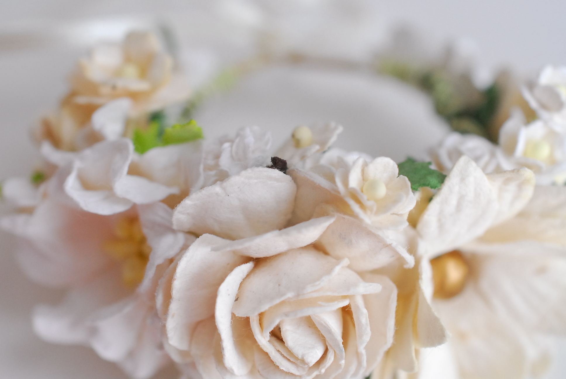 อมือเพื่อนเจ้าสาว งานแต่งงาน งานประดิษฐ์ DIY สีขาว ดอกdaisy เกสรสีทอง ดอกกุหลาบกระดาษสา และดอกไม้กระดาษสาขนาดเล็ก DIY Handmade corsages 1 ชิ้น