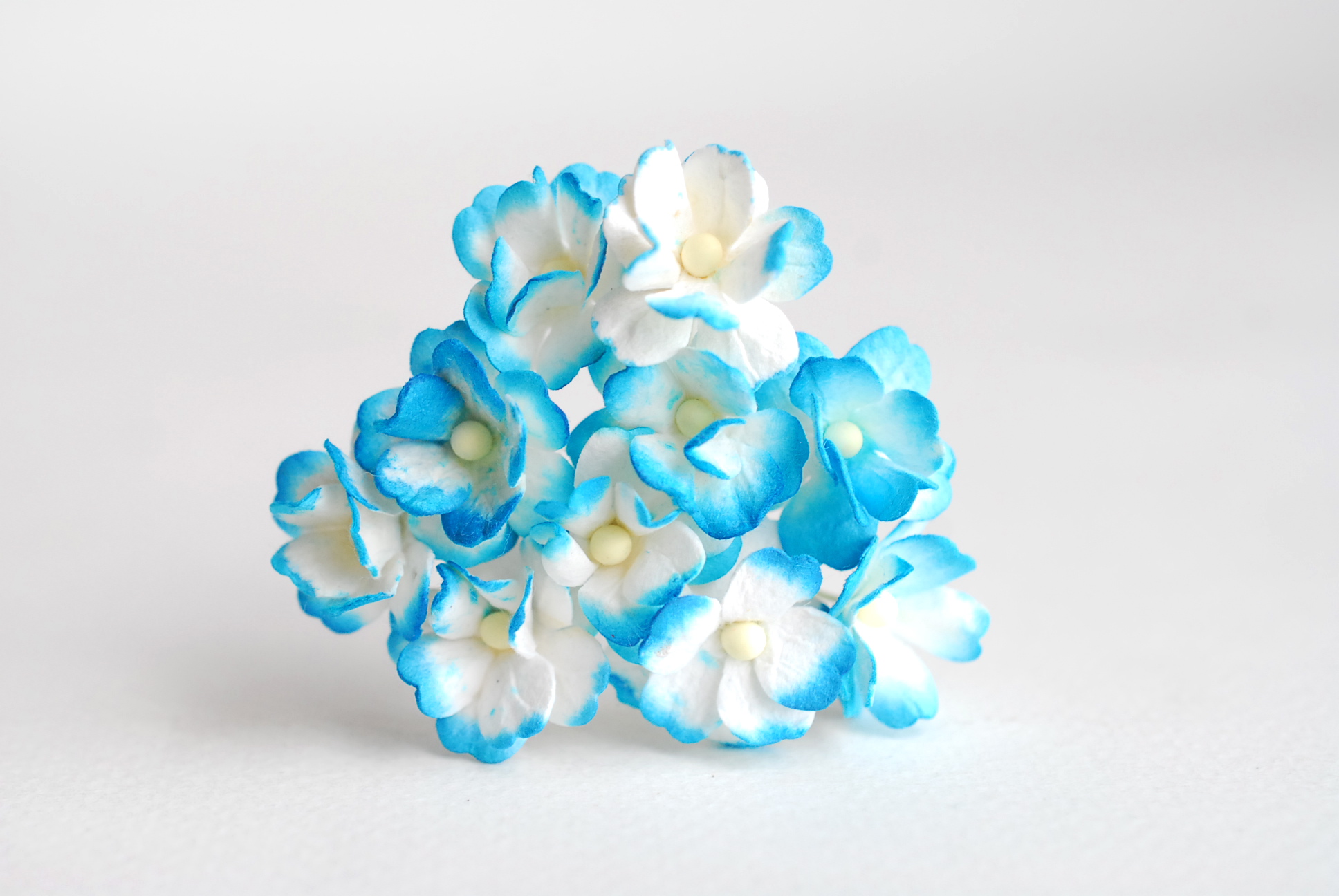 ดอกไม้กระดาษสา ราคาส่ง, ดอกไฮเดรนเยียกระดาษสา ดอกไม้ประดิษฐ์ ตกแต่งงานแต่งงาน ประดิษฐ์ข้อมือเพื่อนเจ้าสาว ขนา่ด 1.5 cm., สำหรับของชำร่วย, งานแต่งงาน, ดอกไม้ทำข้อมือเจ้าสาว สีฟ้าปัดขาว blue sky brush white จำนวน 100 ดอก Paper flower,100 Pieces mulberry hyd