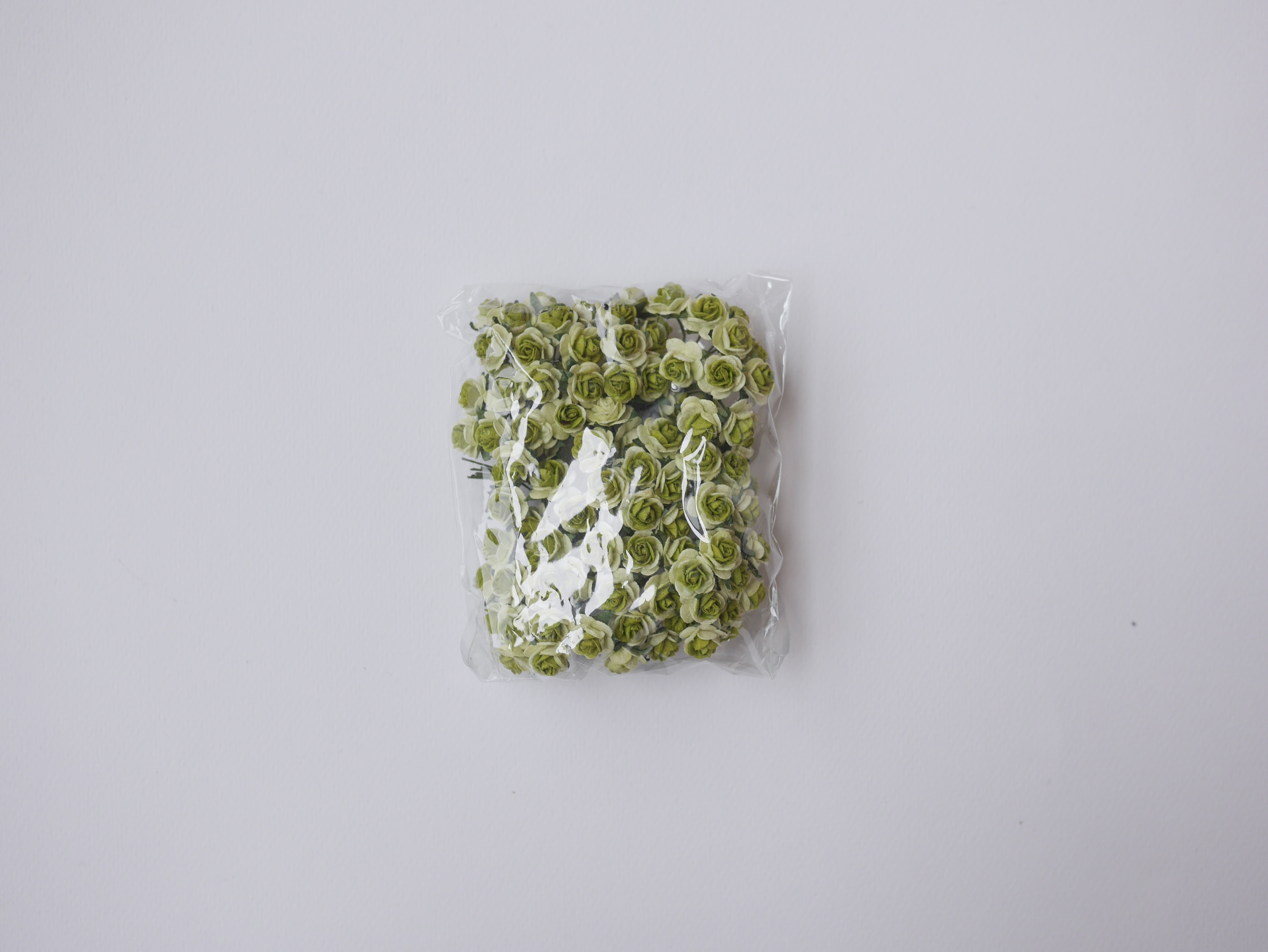 ดอกไม้กระดาษสาสำหรับตกแต่ง ของชำร่วย ดอกกุหลาบกระดาษสา ดอกไม้จิ๋ว สีเขียวอ่อน เขียวเข้ม two-tone ขนาด 0.8 cm. จำนวน 100 ดอก/1 ถุง