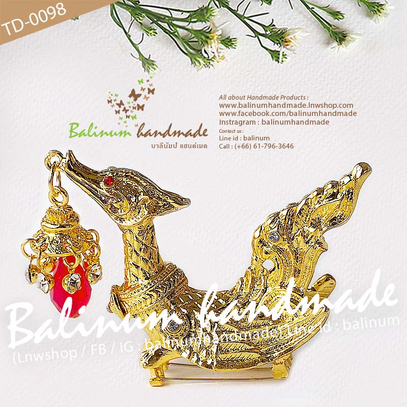 เครื่องประดับชุดไทย บ่าหงส์สีทอง งานลงยาประดับเพชร มีเข็มกลัดใต้ท้องหงส์ สามารถเกี่ยวติดสร้อยสังวาลย์และผ้าได้ ดูสง่าและสวยงามมากค่ะ ทอง (Gold)