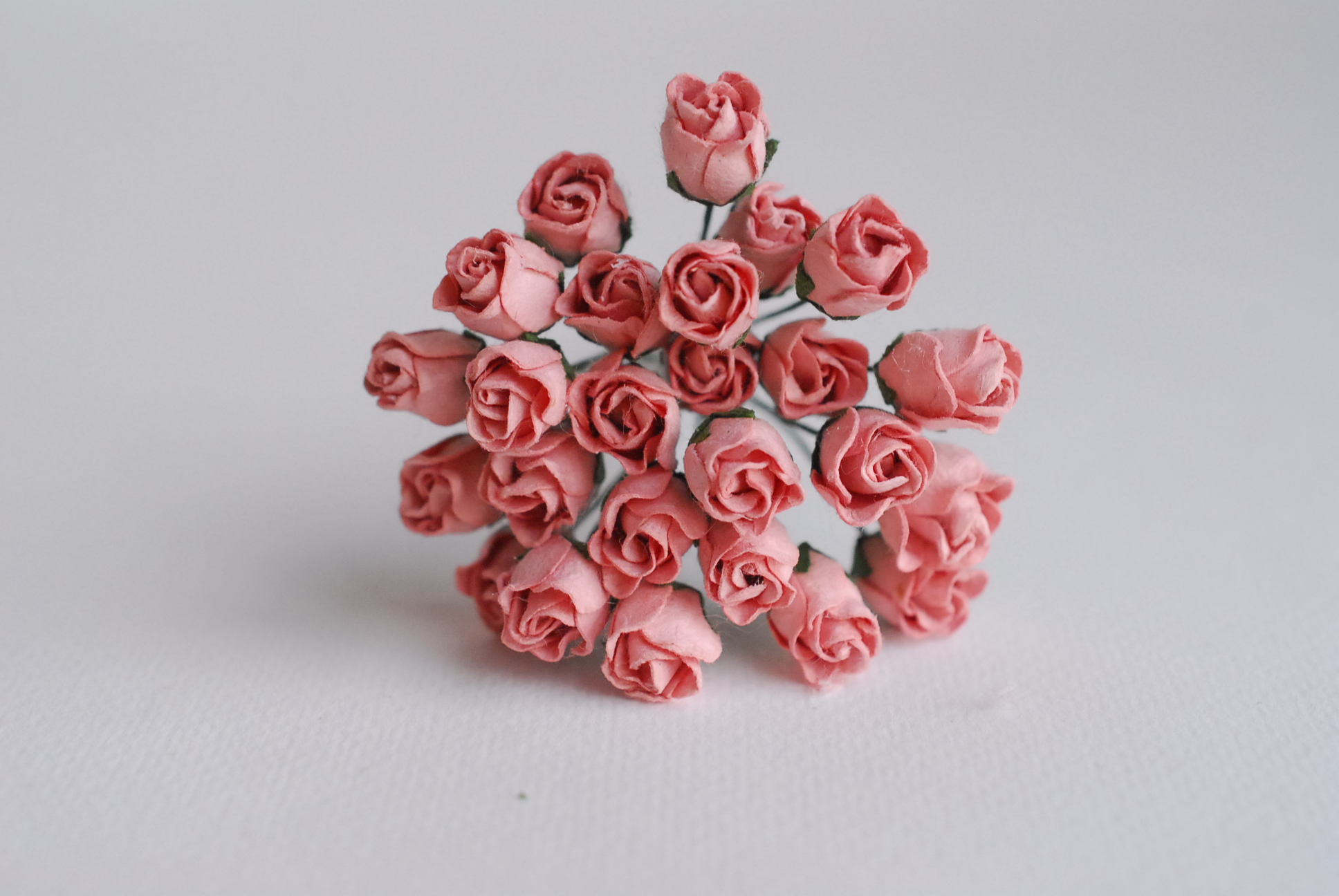 ดอกไม้กระดาษสา ดอกไม้กระดาษสา จตุจักร งานประดิษฐ์ ดอกไม้ทำข้อมือเพื่อนเจ้าสาว แต่งงาน, ดอกกุหลาบตูม 0.8x1 cm. 25 ดอก สีชมพูตุ่น paper flowers, budding roses flower 0.8x1 cm. 25 pieces pink rouge color.