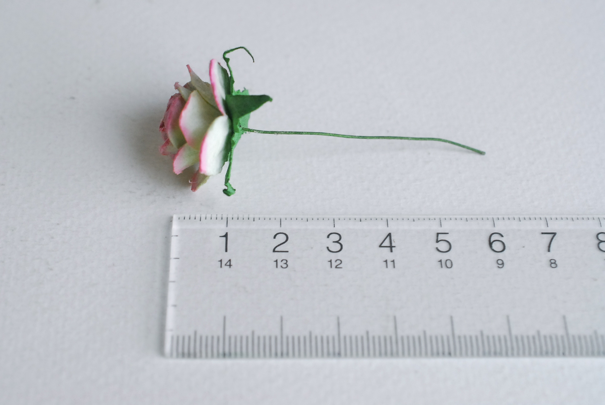 ดอกไม้กระดาษสา ดอกไม้กระดาษสา ราคาส่ง, ดอกกุหลาบกระดาษสา ดอกไม้ประดิษฐ์ สำหรับตกแต่ง หรืองานแต่งงาน สีเขียวปัดชมพูตุ่นขนาด 2.5 cm. จำนวน 50 ดอก Paper flowers, handmade flowers, small roses paper size 2.5 cm. 50 pieces, green brush pink color.