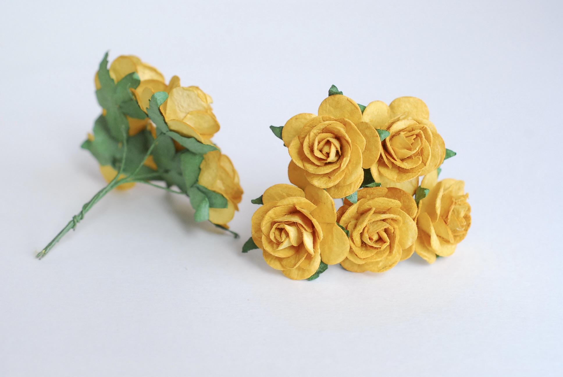 ดอกไม้กระดาษสา ดอกไม้กระดาษสา ราคาส่ง, ดอกกุหลาบกระดาษสา ดอกไม้ประดิษฐ์ สำหรับตกแต่ง หรืองานแต่งงาน สีเหลืองน้ำตาล ขนาด 2.5 cm. จำนวน 50 ดอก Paper flowers, handmade flowers, small roses paper size 2.5 cm. 50 pieces, brown yellow color.