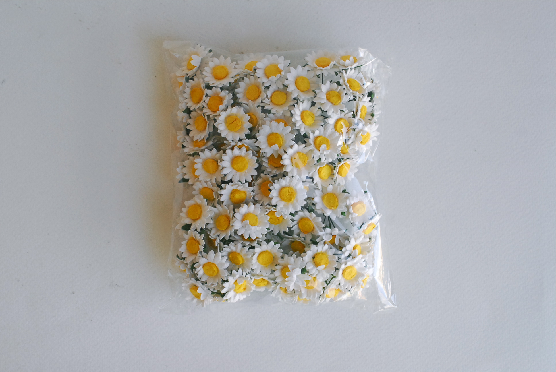 ดอกทานตะวันกระดาษ ดอกไม้กระดาษสา ดอกไม้ประดิษฐ์จากกระดาษสา ดอกทานตะวัน ดอกไม้กระดาษสาขายส่ง ดอกไม้ประดิษฐ์ ดอกไม้ทำข้อมือเพื่อนเจ้าสาว ขนาด 1.5 cm. จำนวน 100 ดอก สีเหลือง Paper Flower, Sun Flowers, white color, size 1.5 cm 100 pieces, yellow pollen.