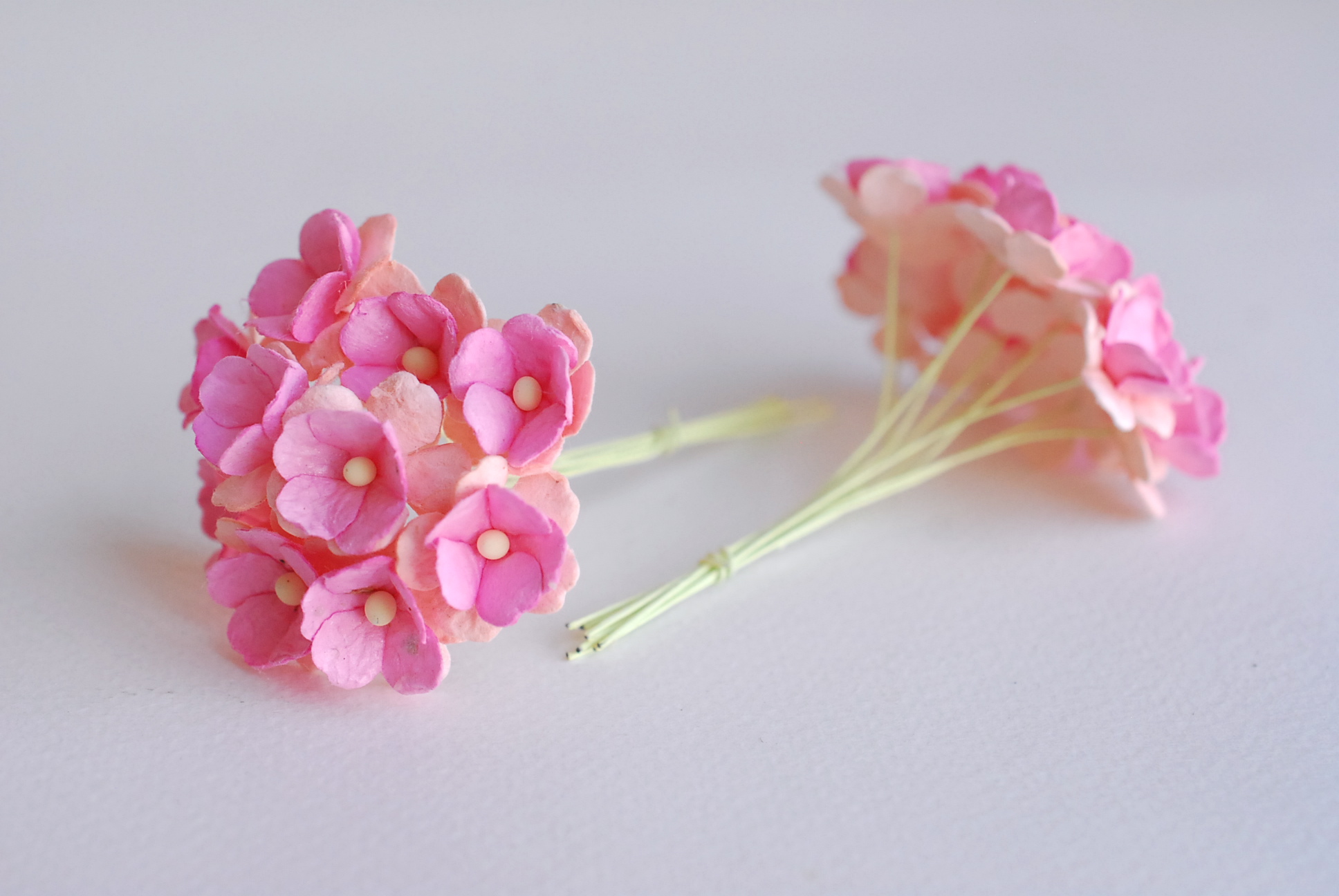 ดอกไม้กระดาษสา ราคาส่ง, ดอกไฮเดรนเยียกระดาษสา ดอกไม้ประดิษฐ์ ตกแต่งงานแต่งงาน ประดิษฐ์ข้อมือเพื่อนเจ้าสาว ขนา่ด 1.5 cm., สำหรับของชำร่วย, งานแต่งงาน, ดอกไม้ทำข้อมือเจ้าสาว สีชมพู-ชมพูอ่อน จำนวน 100 ดอก Paper flower,100 Pieces mulberry hydenyia, 2 TONE pin