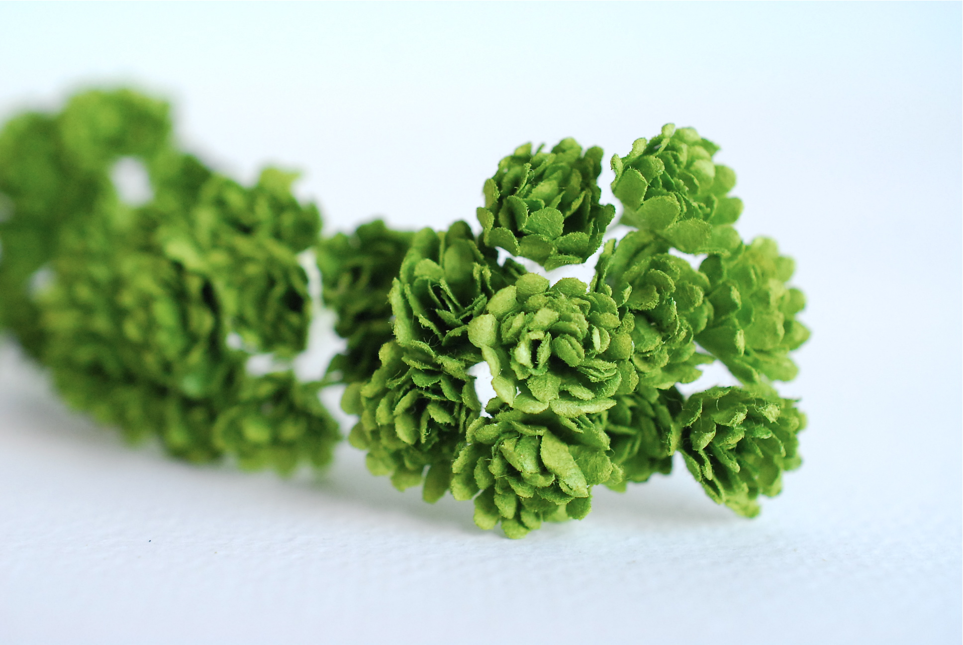 ดอกไม้ประดิษฐ์, ดอกไม้กระดาษสา, ดอก gypsophila, ดอกยิปโซ งานประดิษฐ์ตกแต่งของชำร่วย, ดอกไม้ทำพานพุ่ม,พานพวงมาลัย, พานรับไหว้, ขนาด 1 cm. สีเขียว