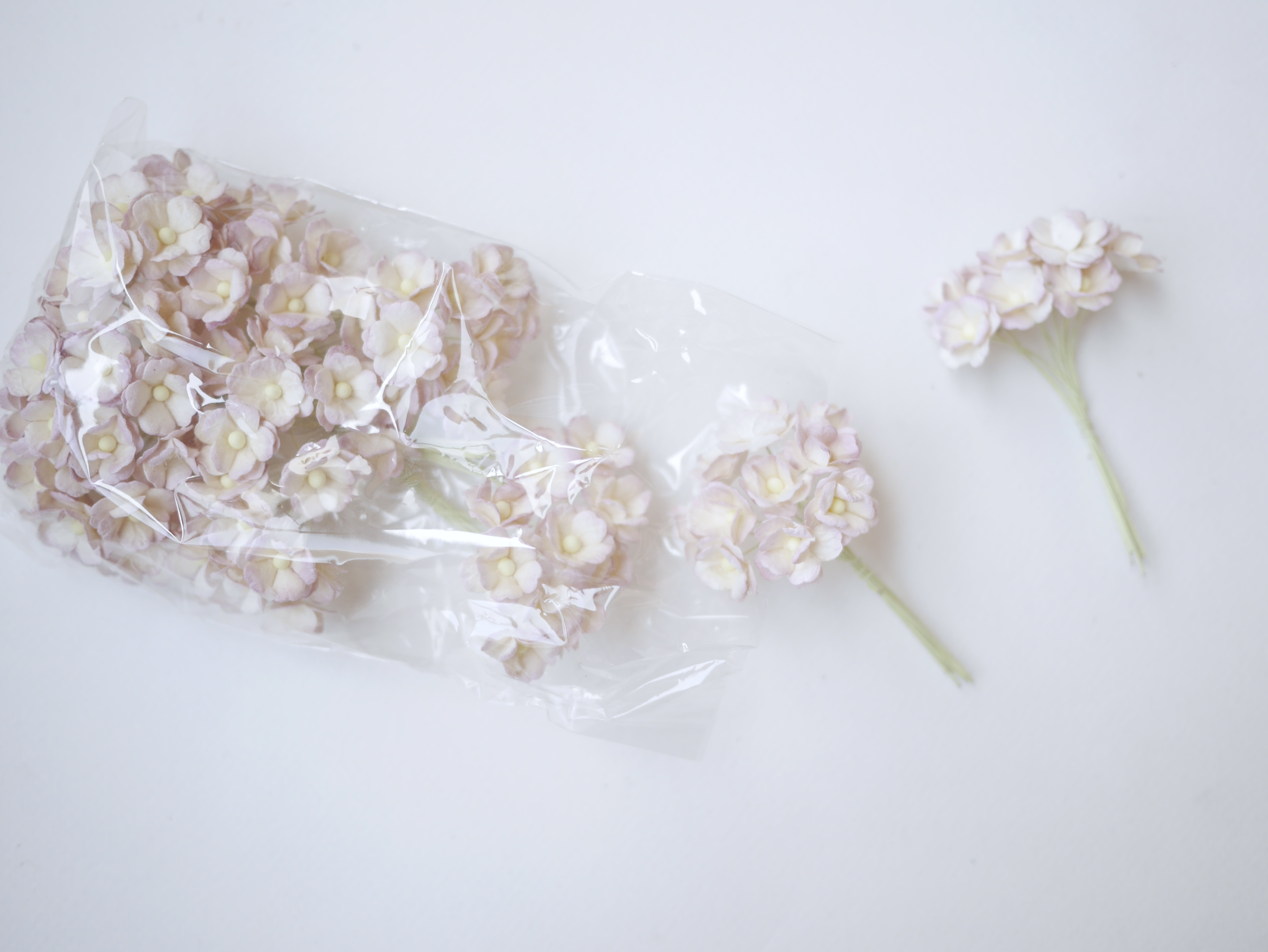 ดอกไม้กระดาษสา ราคาส่ง, ดอกไฮเดรนเยียกระดาษสา ดอกไม้ประดิษฐ์ ตกแต่งงานแต่งงาน ประดิษฐ์ข้อมือเพื่อนเจ้าสาว ขนาด 1.5 cm., สำหรับของชำร่วย, งานแต่งงาน, ดอกไม้ทำข้อมือเจ้าสาว สีชมพูม่วงอ่อนปัดครีม fuchsia brush ivory จำนวน 100 ดอก Paper flower,100 Pieces