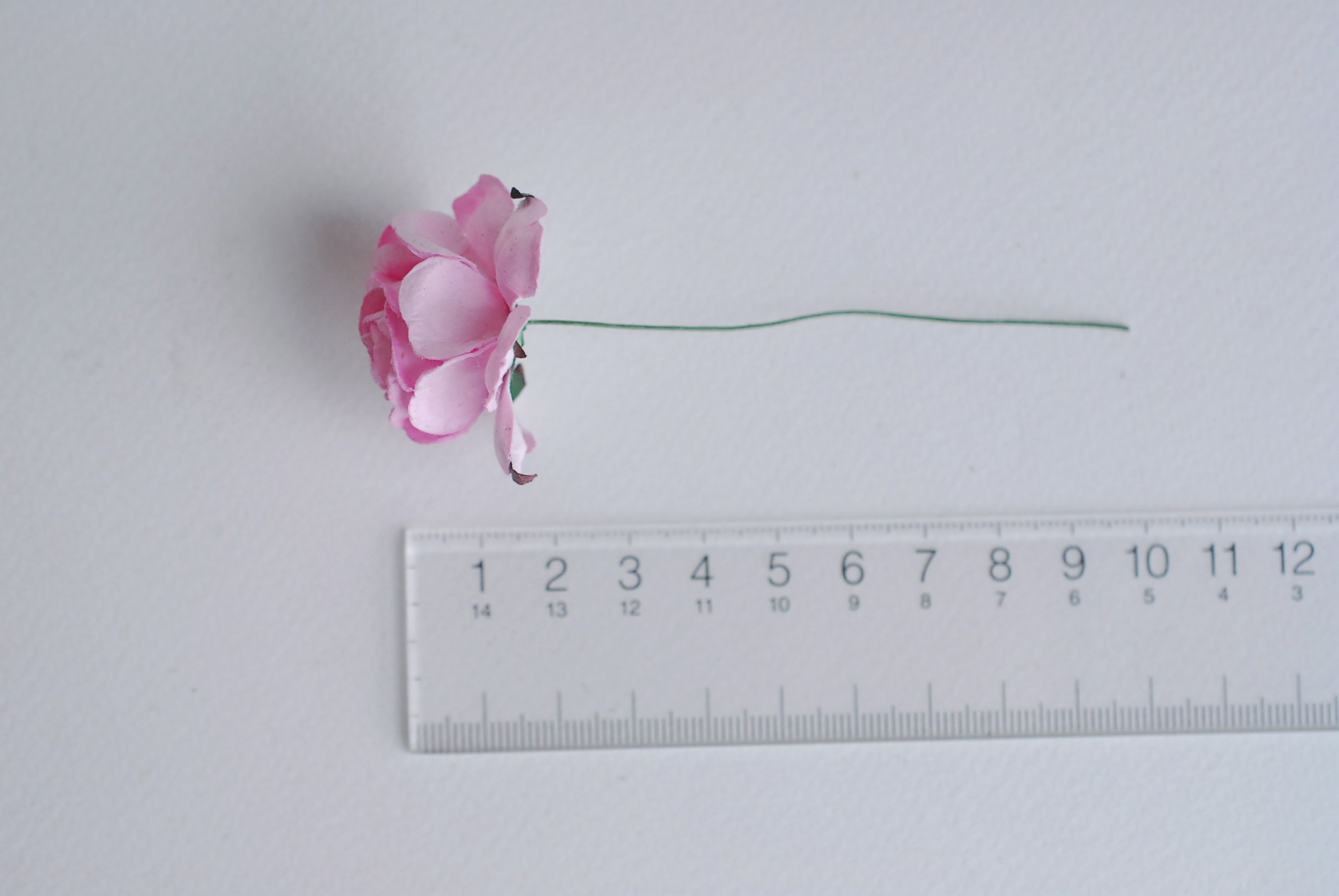 ดอกไม้กระดาษสา ดอกกุหลาบกระดาษสา ดอกไม้กุหลาบ ดอกไม้ประดิษฐ์ สำหรับตกแต่ง หรืองานแต่งงาน สีชมพูอ่อนขนาด 3.5 cm. จำนวน 25 ดอก Paper flowers, handmade flowers, small roses paper size 3.5 cm. 25 pieces, light pink color.