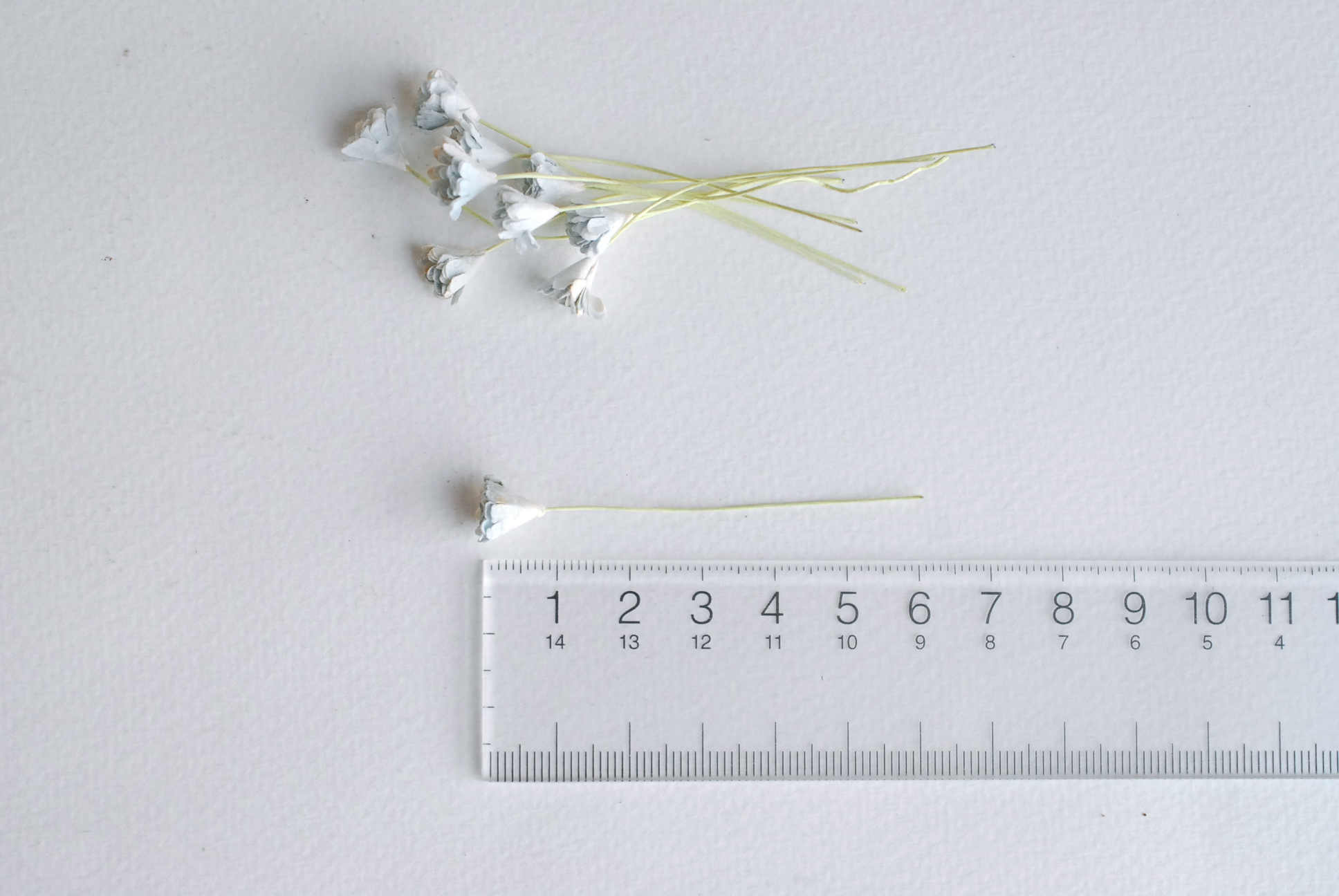 ดอกไม้ประดิษฐ์, ดอกไม้กระดาษสา, ดอก gypsophila, ดอกยิปโซ งานประดิษฐ์ตกแต่งของชำร่วย, ดอกไม้ทำพานพุ่ม, พานรับไหว้, ขนาด 1 cm. สีฟ้าตุ่นปัด