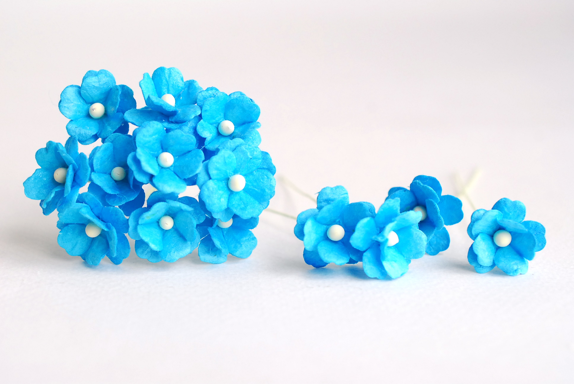 ดอกไม้กระดาษสา ราคาส่ง, ดอกไฮเดรนเยียกระดาษสา ดอกไม้ประดิษฐ์ ตกแต่งงานแต่งงาน ประดิษฐ์ข้อมือเพื่อนเจ้าสาว ขนา่ด 1.5 cm., สำหรับของชำร่วย, งานแต่งงาน, ดอกไม้ทำข้อมือเจ้าสาว สีฟ้าทะเล จำนวน 100 ดอก Paper flower,100 Pieces mulberry hydrangea ocean blue sky c