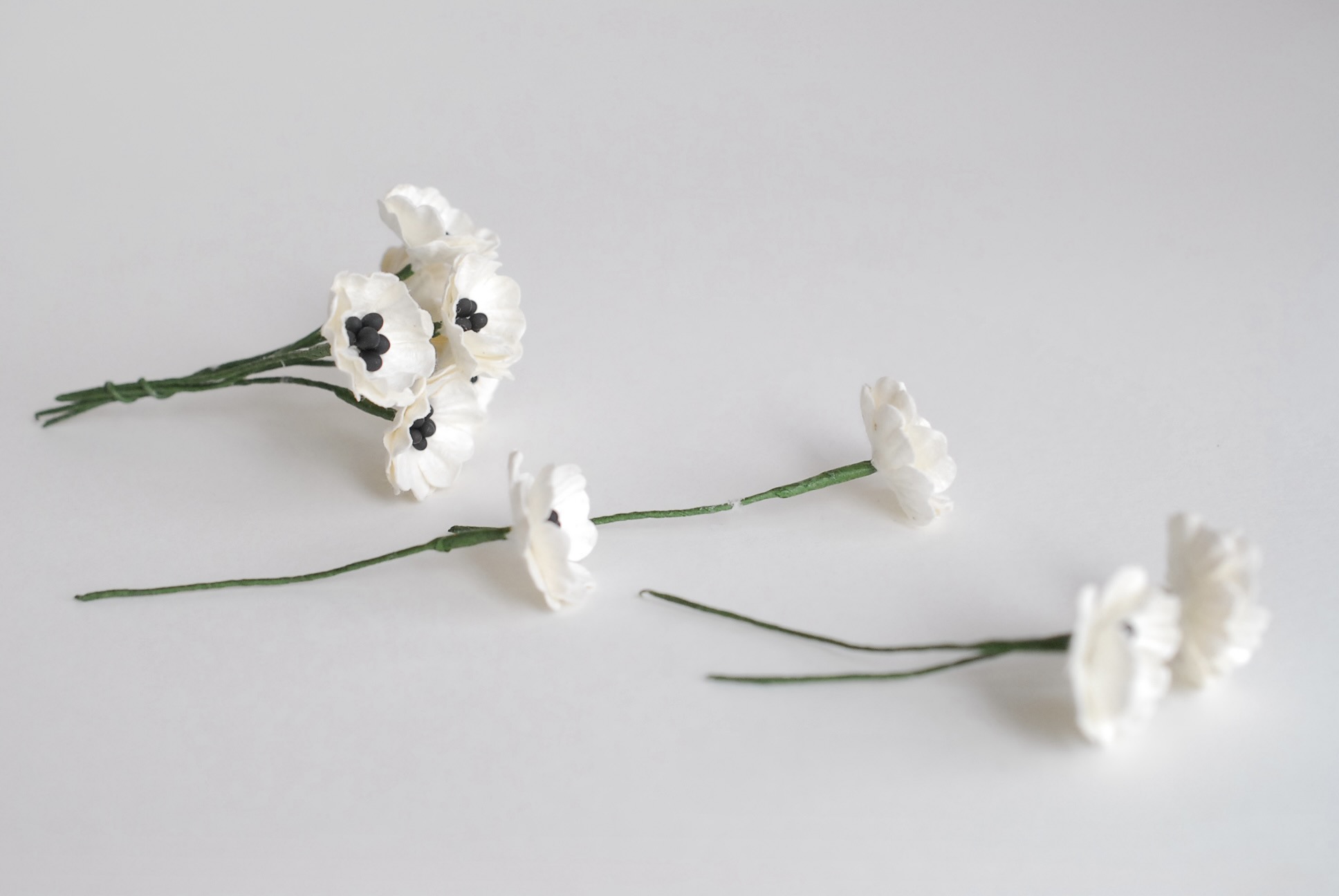 ดอกไม้กระดาษสา ดอกไม้กระดาษสา จตุจักร งานประดิษฐ์ ดอกไม้ทำข้อมือเพื่อนเจ้าสาว แต่งงาน,Red Poppy, ดอกไม้กระดาษ poppy สีขาว ขนาด 2.00 cm. paper flowers, Poppy flowers 2.00 cm. 50 pieces. white color.