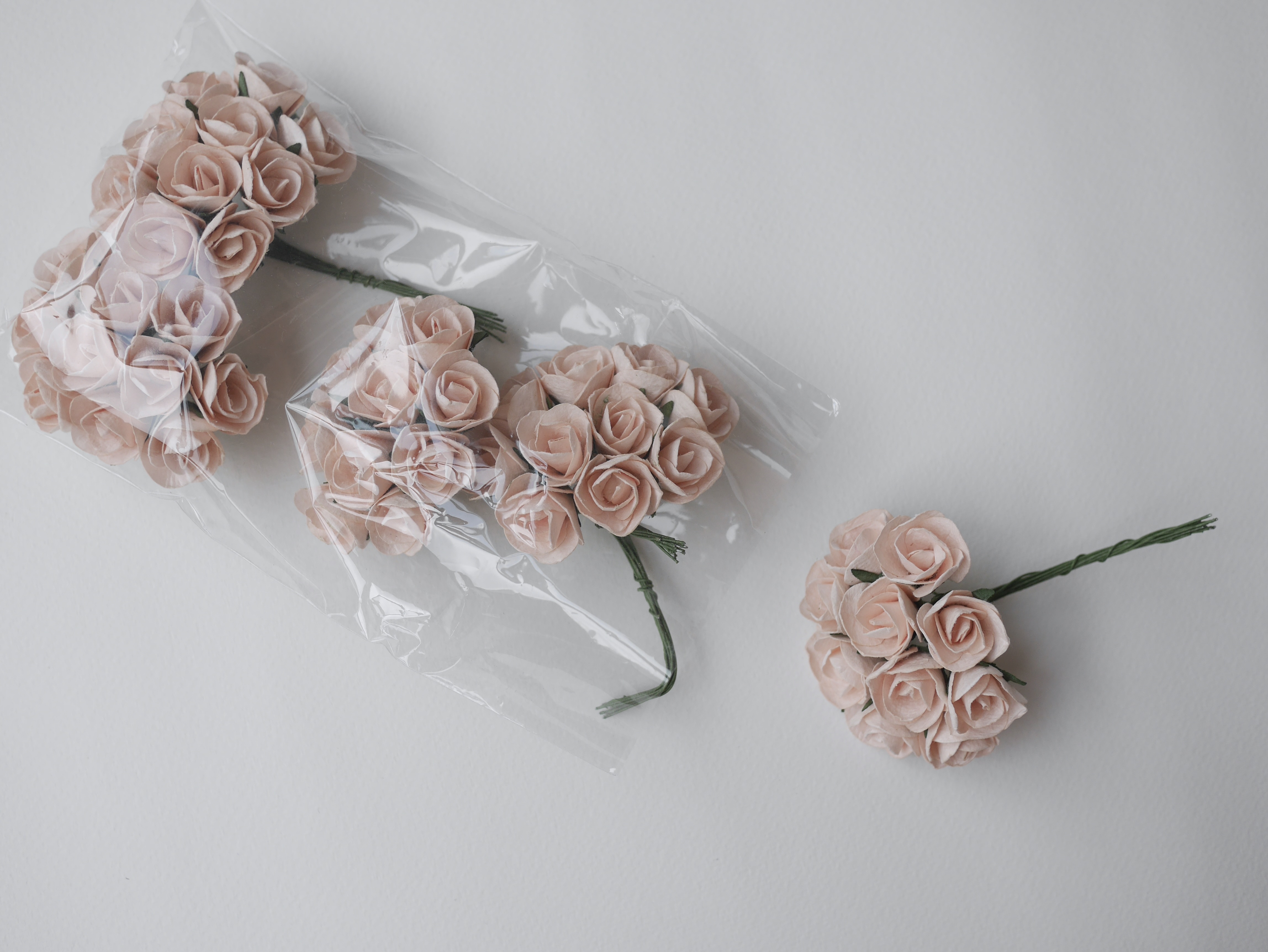 ดอกไม้กระดาษสา ดอกไม้กระดาษสา จตุจักร งานประดิษฐ์ ดอกไม้ทำข้อมือเพื่อนเจ้าสาว แต่งงาน, ดอกกุหลาบตูม 50 ดอก สีชมพูอ่อน ขนาด 1.8x2.0 cm. paper flowers, budding roses flower 1.8 x2.0 cm. 50 pieces. pale pink color