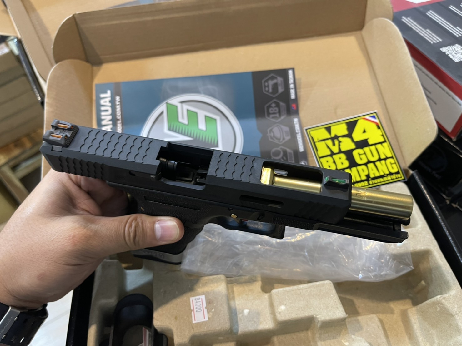 WE Glock17 Custom G-Force – เฟรมดำ สไลด์ดำ ลำกล้องทอง T5
