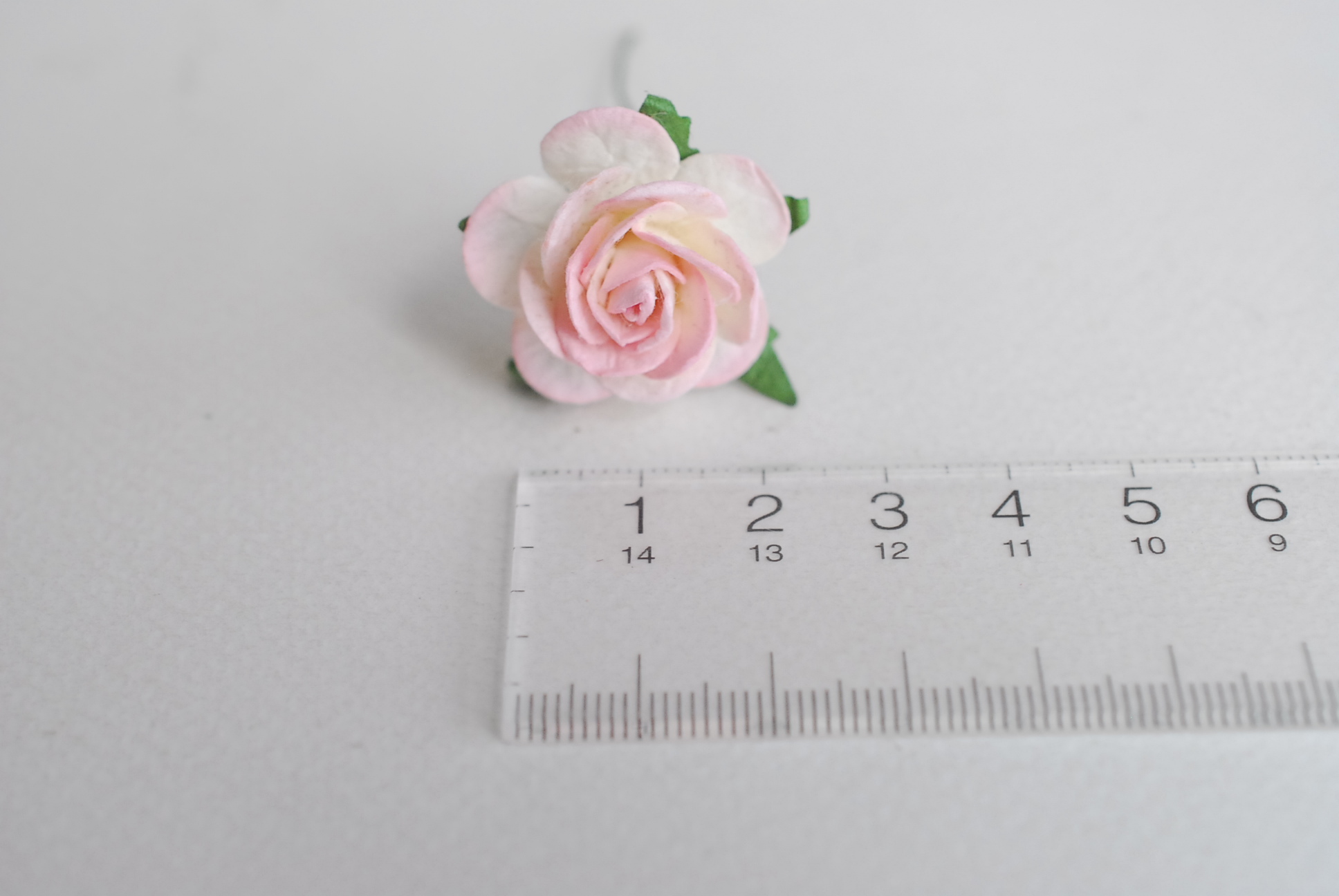 ดอกไม้กระดาษสา ดอกไม้กุหลาบกระดาษ ราคาส่ง, ดอกกุหลาบจิ๋ว ดอกกุหลาบกระดาษสา ดอกไม้ประดิษฐ์ สำหรับตกแต่งของชำร่วย หรืองานแต่งงาน สีชมพูอ่อน (light pink brush) ปัดขาวครีมขนาด 2.5 cm. จำนวน 50 ดอก สี524