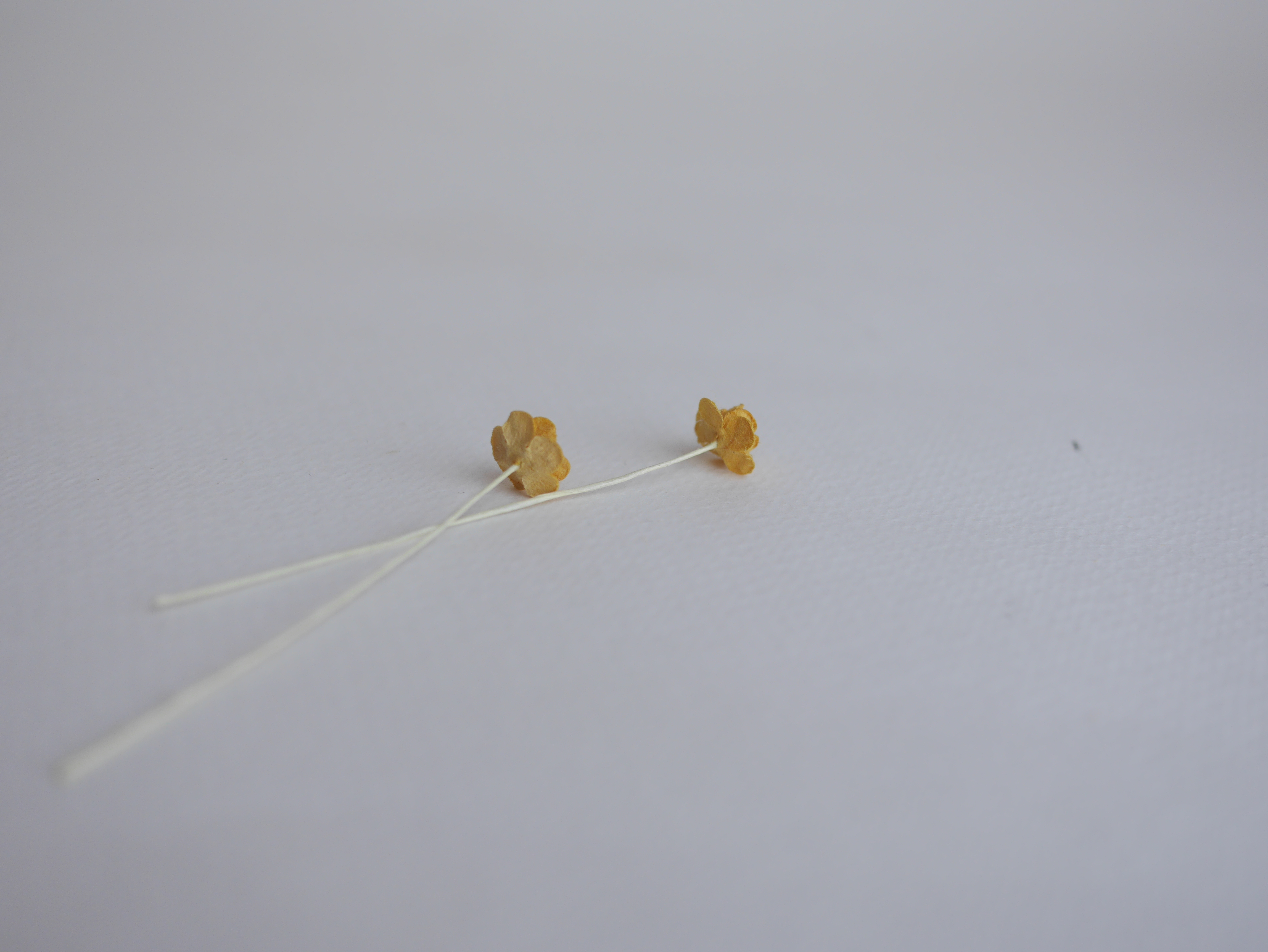 ดอกไม้กระดาษสา ดอกไม้กระดาษสาราคาส่ง ดอกไม้กระดาษสำหรับตกแต่ง งานแต่งงาน หรือติดของชำร่วย ดอก creeping lady 100 ดอก ขนาด 0.8 cm. สีน้ำตาลกากี Small Paper Flower with stem, 100 pcs., size 0.8 cm., creeping flowers 2 layers, khaki brown color.