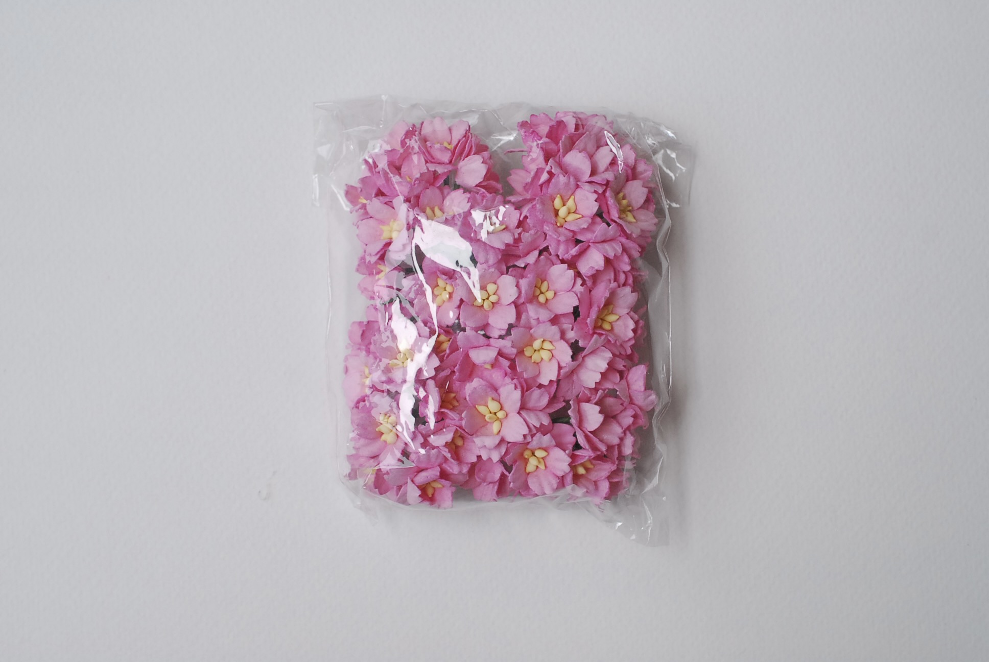 ดอกไม้กระดาษสา ดอกซากุระกระดาษ ขนาดเล็ก ดอกไม้กระดาษสาราคาส่ง ดอกไม้กระดาษสำหรับตกแต่งของชำร่วย งานแต่งงาน ทำช่อดอกไม้ติดอกเจ้าบ่าว ข้อมือดอกไม้เจ้าสาว ขนาด2.0 cm. 50 ดอก สีชมพู Paper flowers supplies: DIY wedding tools small Cherry blossom (Sakura) Pink