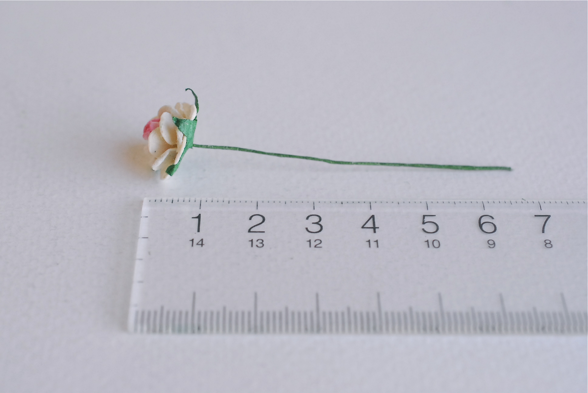 ดอกไม้กุหลาบกระดาษสา, ดอกกุหลาบจิ๋ว, ดอกไม้กระดาษสาขายส่ง สีชมพู ขาว ขนาด 1.5 cm. จำนวน 100 ดอก Paper Flowers size 1.5 cm., mini roses pink–white color, 100 pcs.