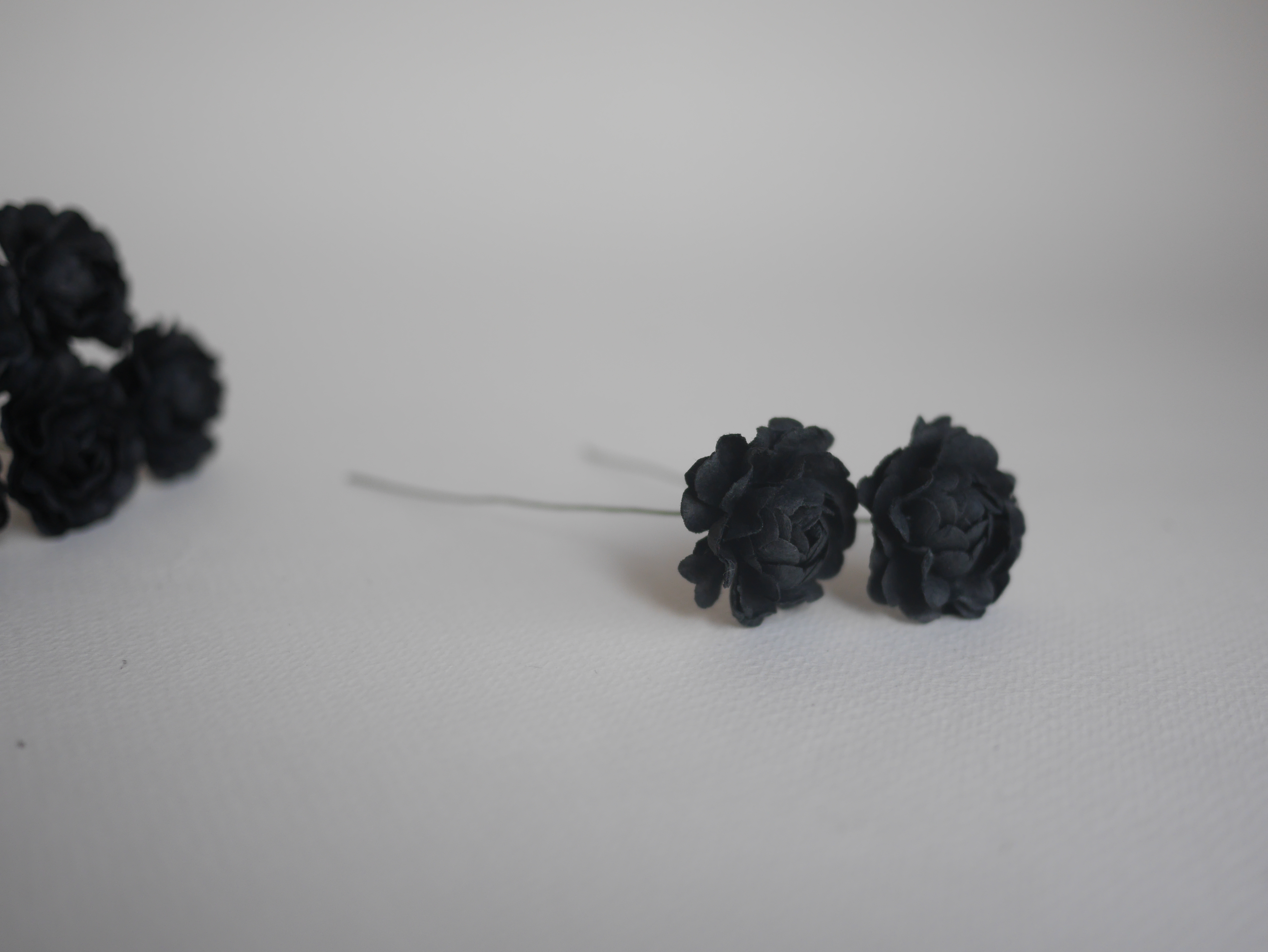 ดอกไม้กระดาษสา ดอกกุหลาบกระดาษสา 5ชั้น ดอกไม้กุหลาบ ดอกไม้ประดิษฐ์ สำหรับตกแต่ง หรืองานแต่งงาน สีดำ ขนาด 3.5 cm. จำนวน 25 ดอก Paper flowers, handmade flowers, small roses paper 5 layers size 3.5 cm. 25 pieces, black color