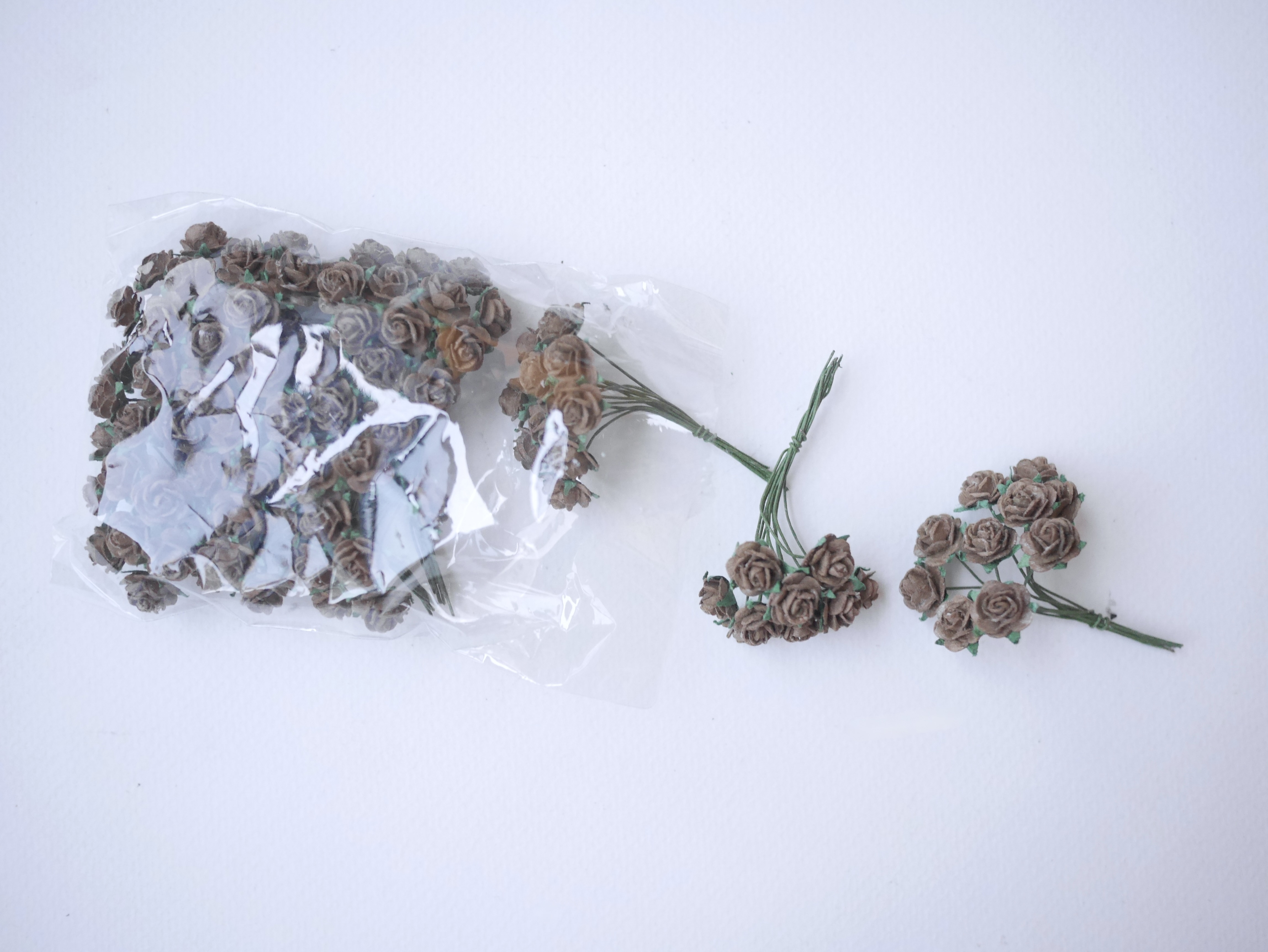 ดอกไม้กระดาษสาสำหรับตกแต่ง ของชำร่วย ดอกกุหลาบจิ๋วสีม่วง กระดาษสา สีน้ำตาลเข้ม ขนาด 1 cm. จำนวน 100 ดอก/1 ถุง small paper flower, small roses supplies size 1 cm. medium brown color. 100 pieces.