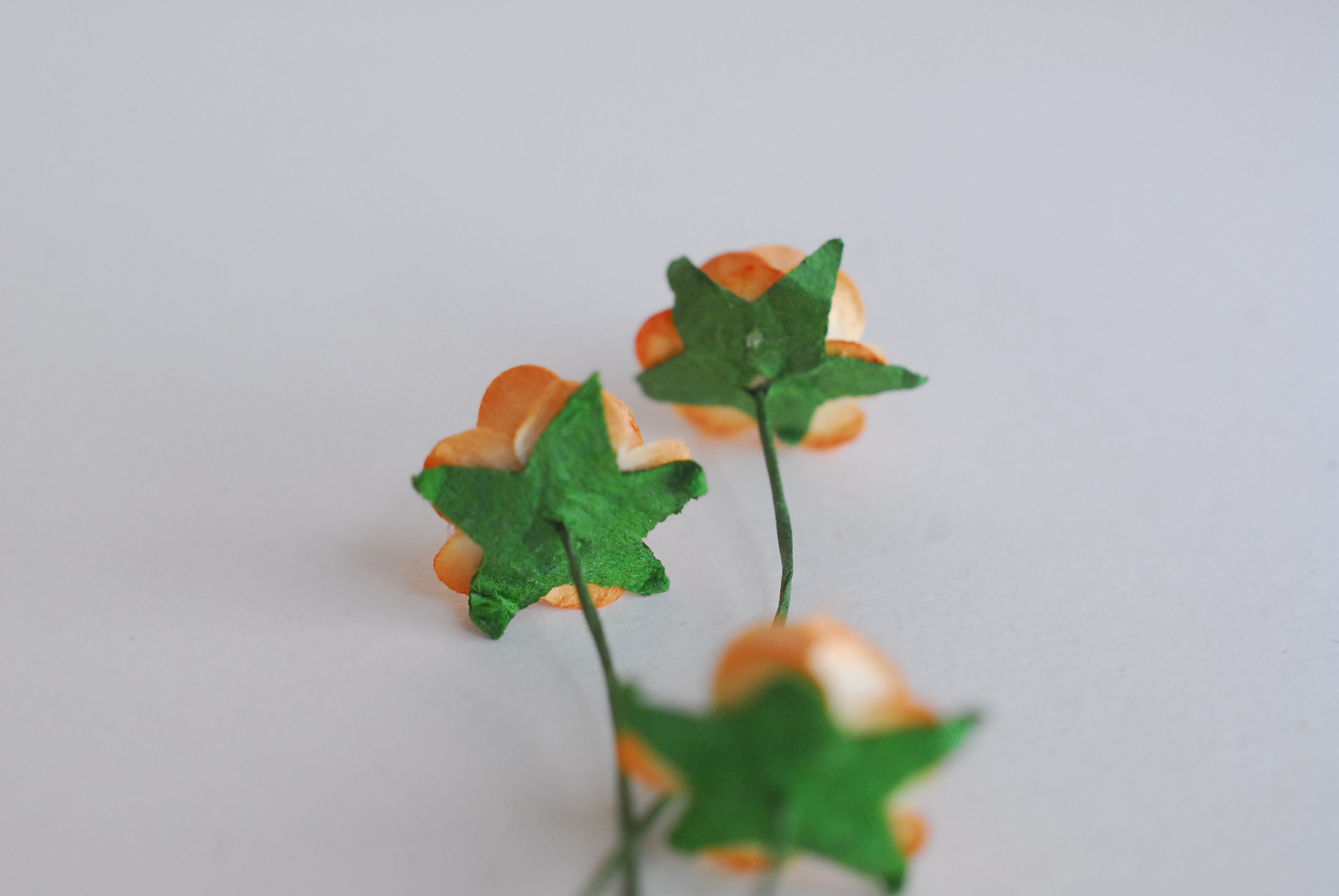 ดอกไม้กระดาษสา ราคาส่ง, งานประดิษฐ์, ของชำร่วย, งานแต่งงาน, ข้อมือเจ้าสาว สีส้มปัด ขนาด 1.5 cm. จำนวน 100 ดอก paper flowers, DIY paper flowers supplies, mini roses paper size2 cm. 50 pieces.