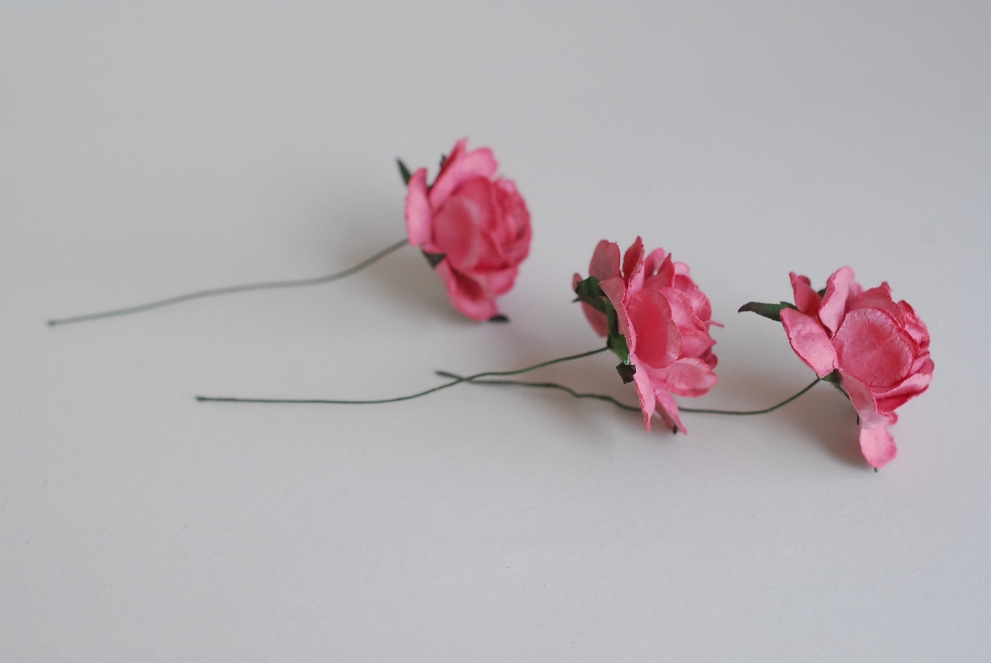 ดอกไม้กระดาษสา ดอกกุหลาบกระดาษสา ดอกไม้กุหลาบ ดอกไม้ประดิษฐ์ สำหรับตกแต่ง หรืองานแต่งงาน สีชมพูตุ่น color code #115-1 ขนาด 3.5 cm. จำนวน 25 ดอก Paper flowers, handmade flowers, small roses paper size 3.5 cm. 25 pieces, pink dusty color.