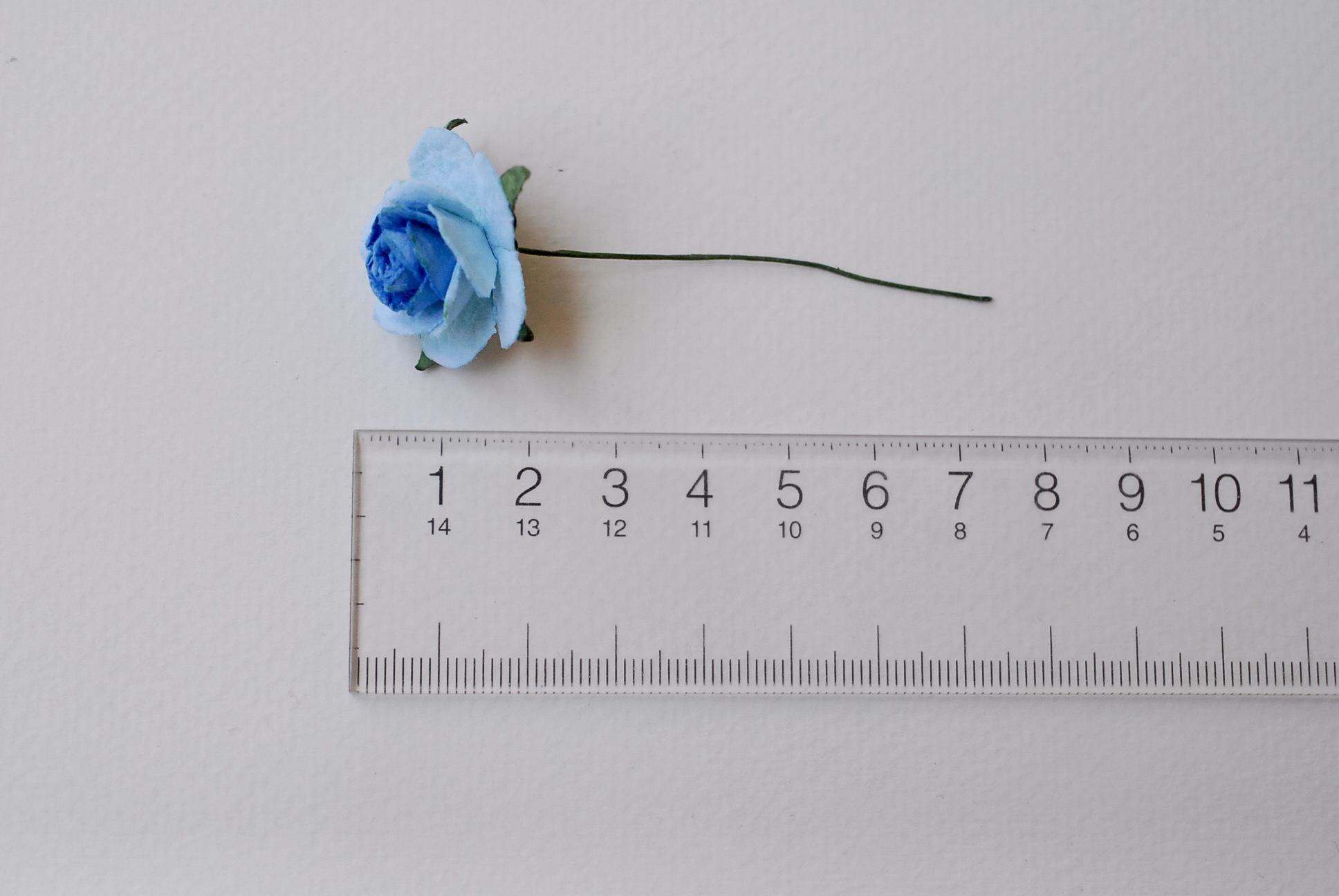 ดอกไม้กระดาษ ดอกไม้กระดาษสา ราคาส่ง,ดอกไม้กุหลาบกระดาษ ดอกกุหลาบกระดาษสา ดอกไม้ประดิษฐ์ สำหรับตกแต่ง หรืองานแต่งงาน น้ำเงิน-ฟ้า 2 tone ขนาด 2.5 cm. จำนวน 50 ดอก